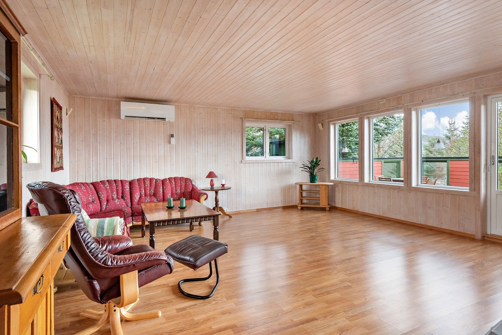 Stuen er stor med plass til å møblere etter soner for å få full utnyttelse av hver en kvadrat. Galleribilde