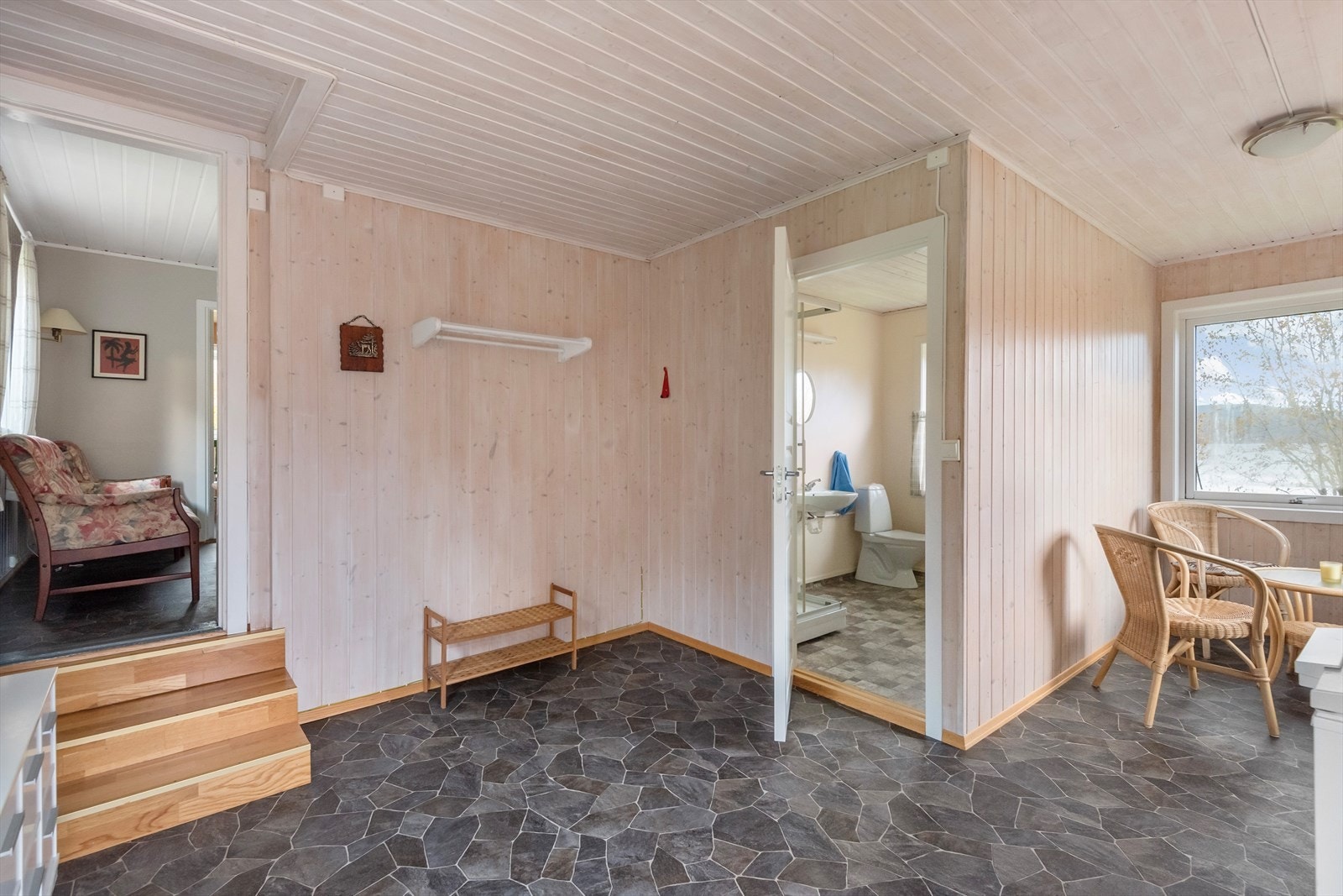 Boligen består av hall, bad, stue, kjøkken og 2 soverom. Galleribilde