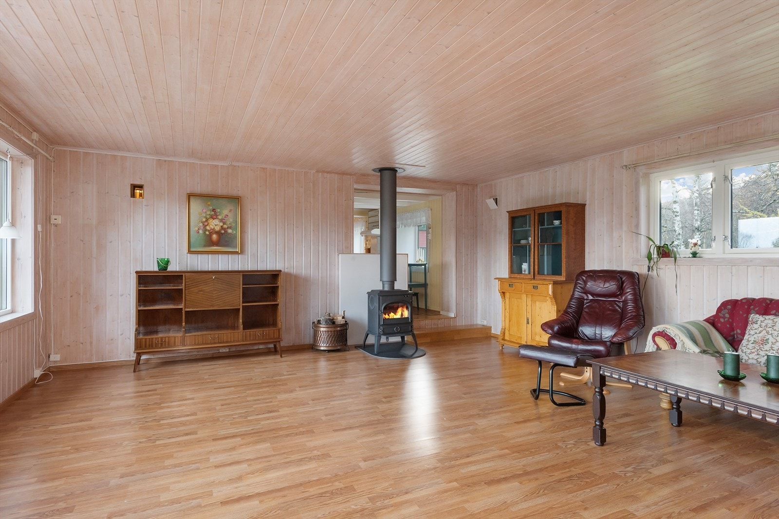 På andre siden av kjøkkenet er stuen. Galleribilde