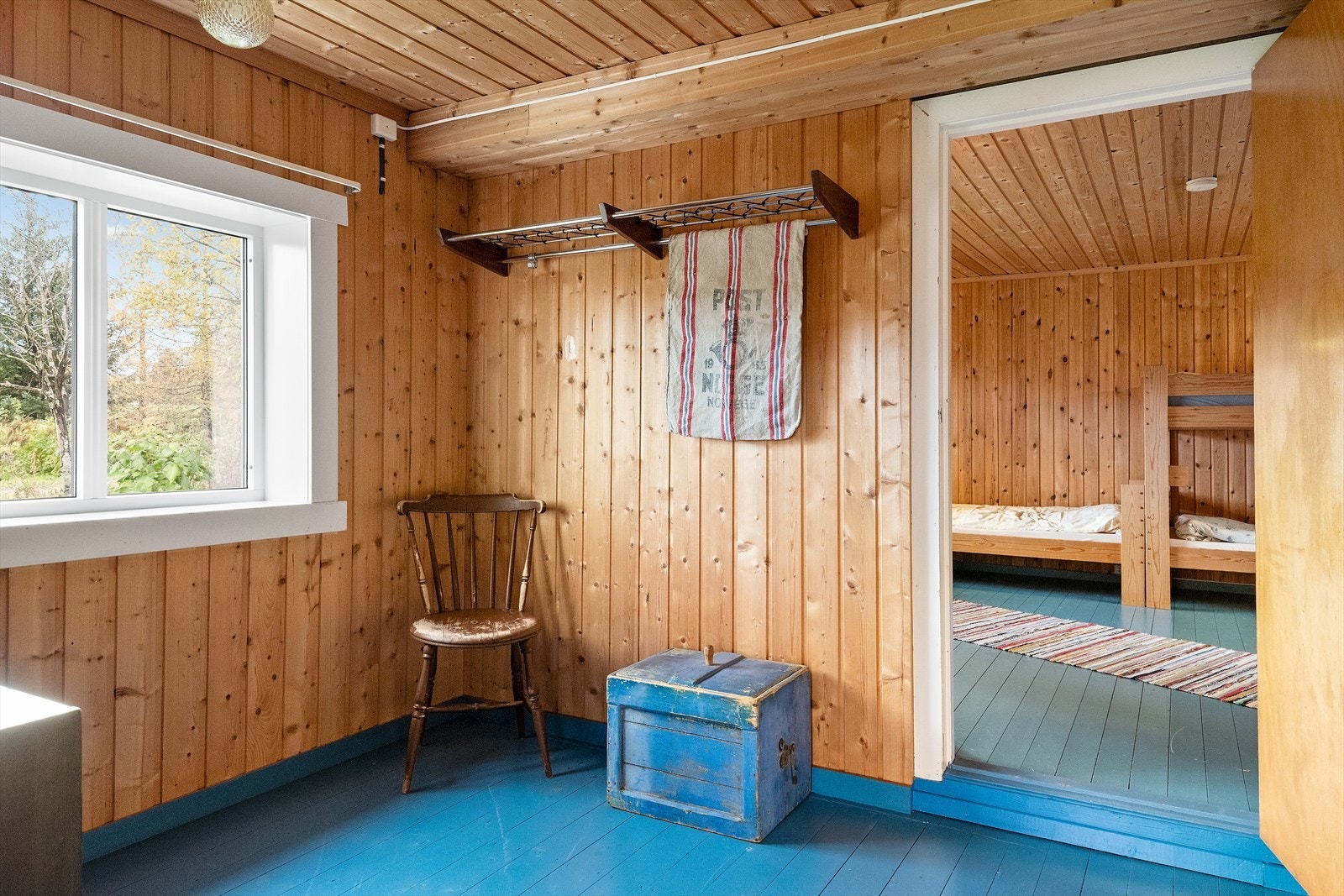 I 1. etasje er det gang, soveværelse og toalett. Galleribilde