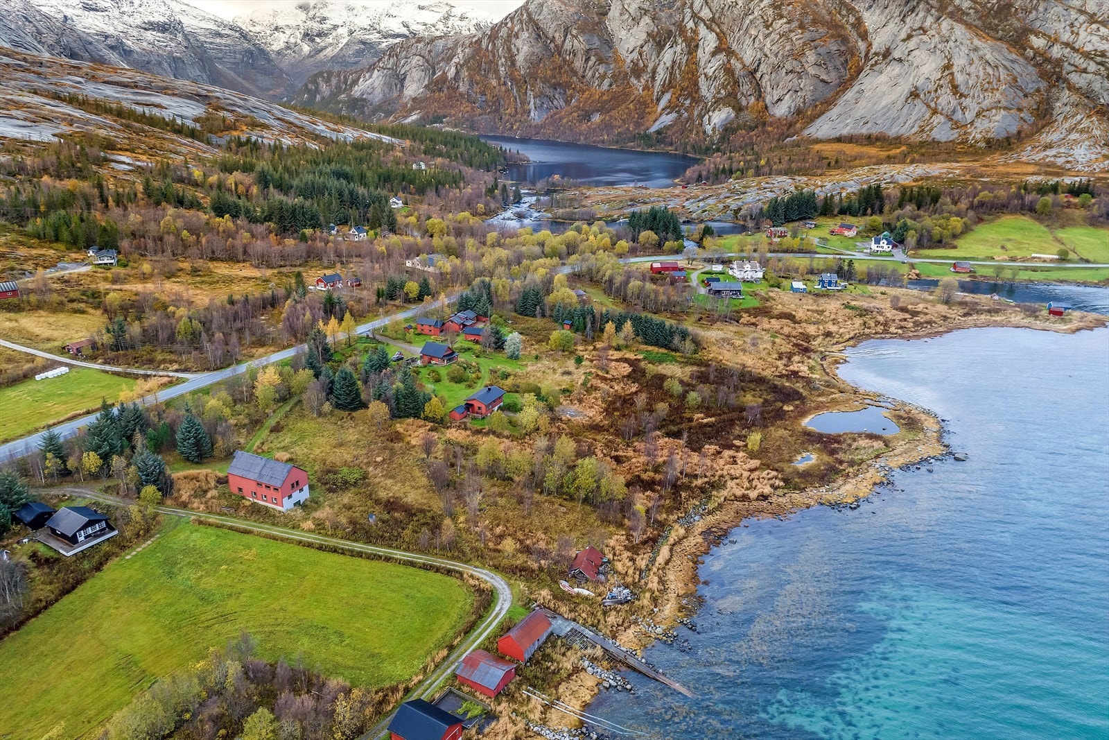 Denne innholdsrike eiendommen ligger langs Kystriksveien som er regnet som en av verdens vakreste veistrekninger. Galleribilde