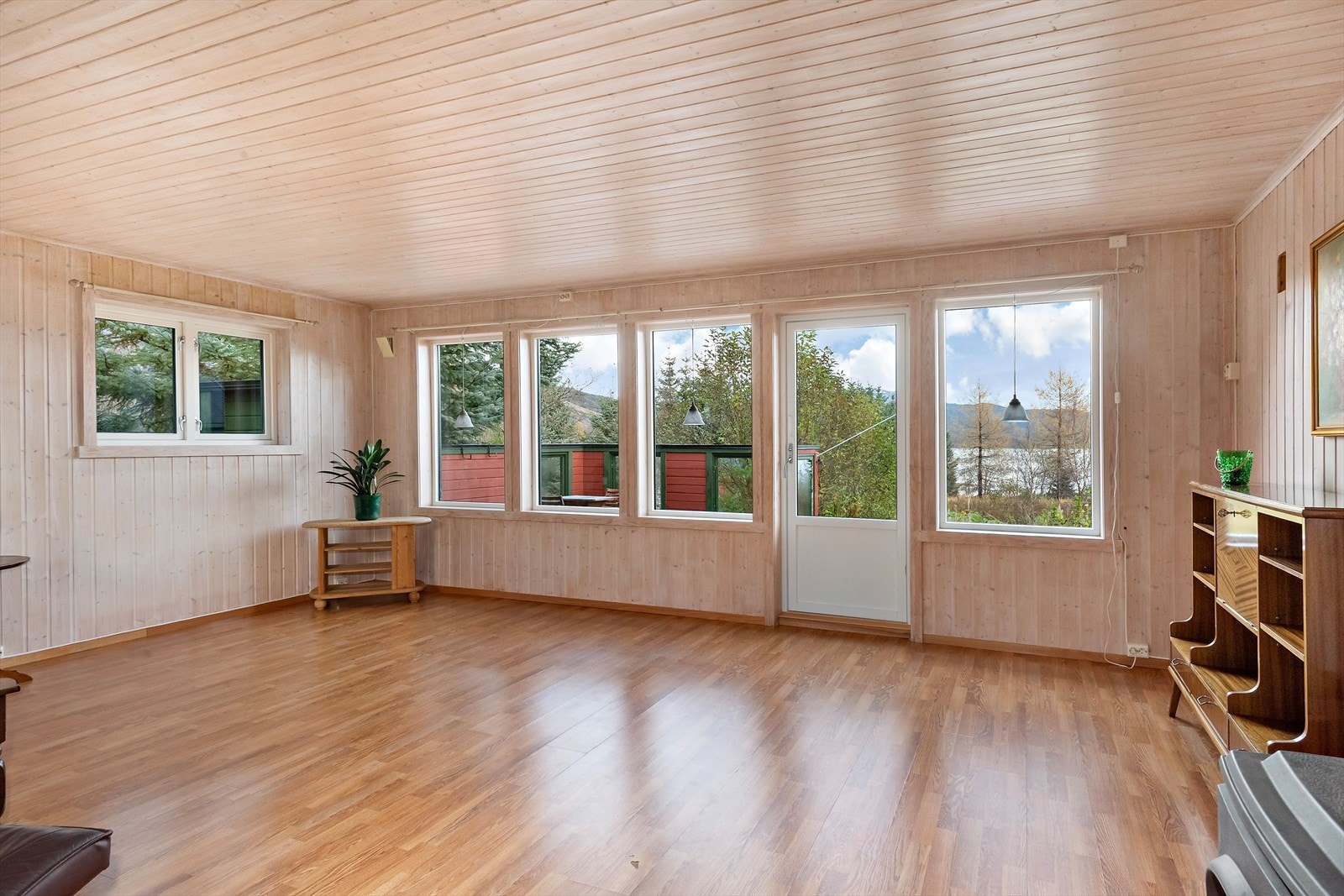 Fra stuevinduene får du en fantastisk utsikt rett ut i fjorden! Galleribilde