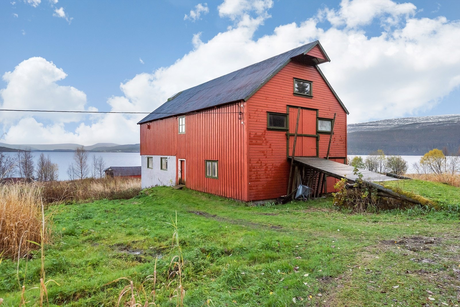 For den matglade er det et røkeri hvor man kan lage fisk og kjøtt med særpreget røyksmak, for de minste står det en uinnredet lekestue med masse potensiale, og her står det plassert et fjøs. Galleribilde