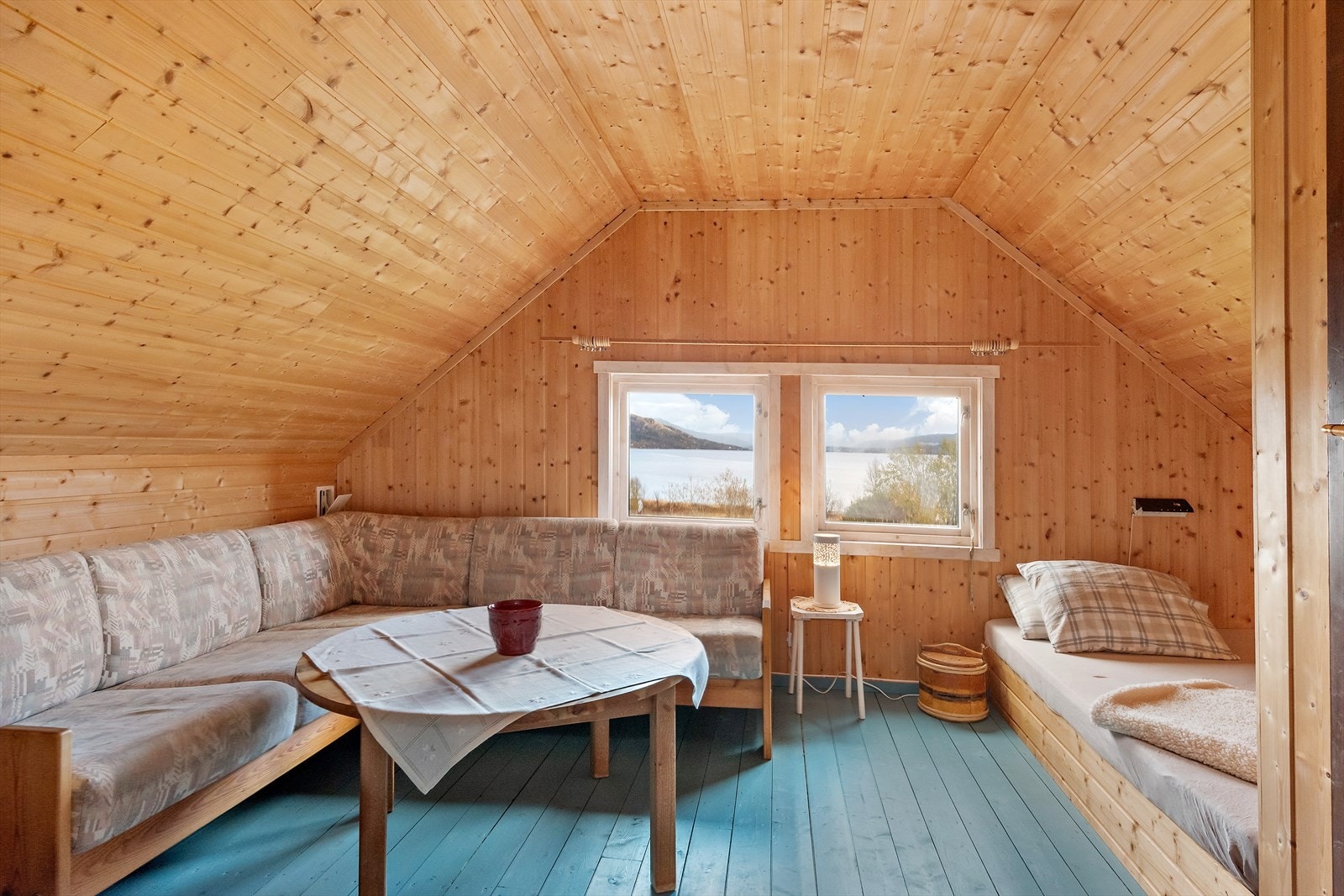 På loftet til garasjen er det et isolert rom innredet som soverom/oppholdsrom, og resten av etasjen er uisolert lagringsrom. Galleribilde