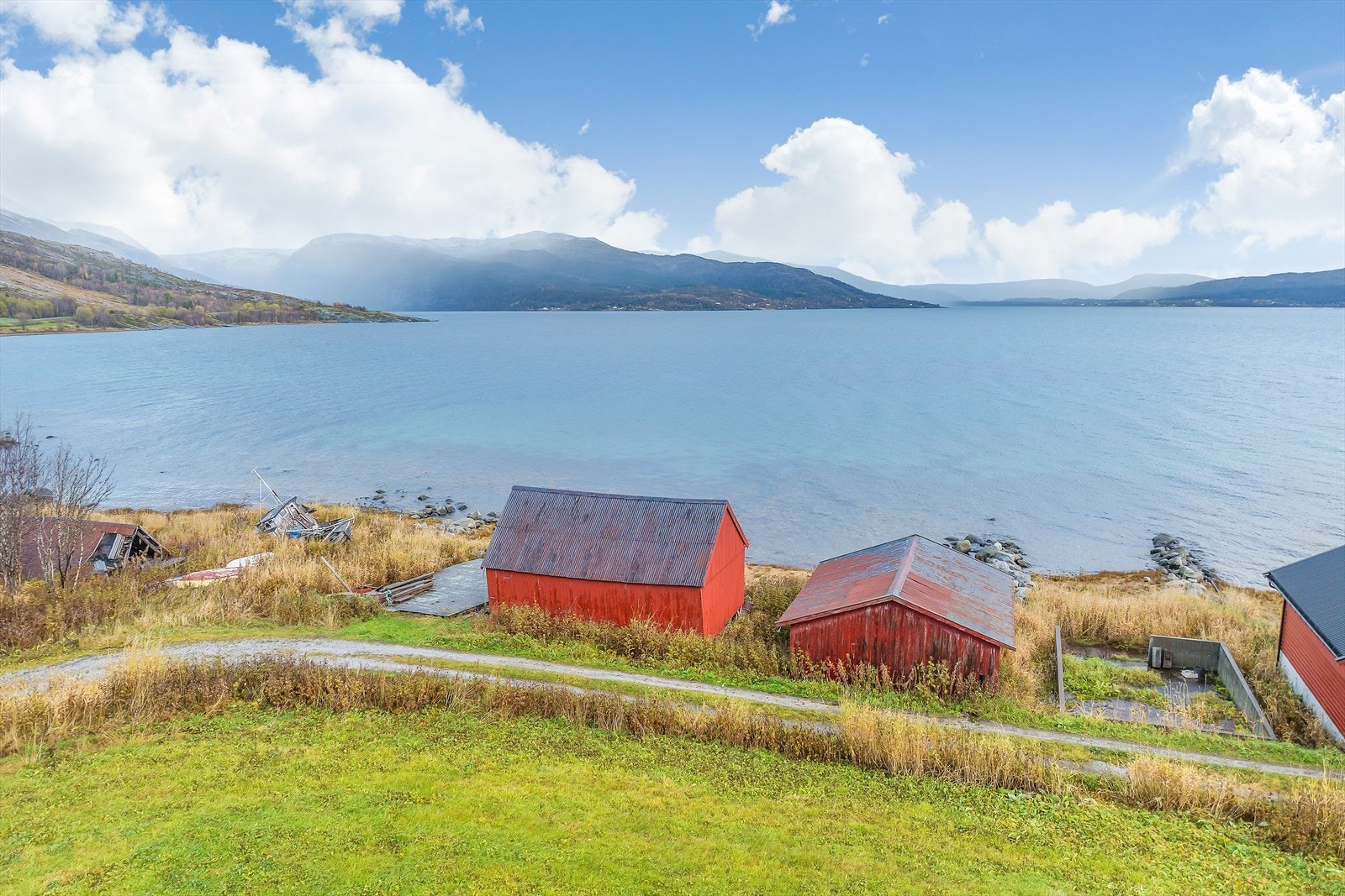Nede ved fjorden ligger det et naust. Galleribilde