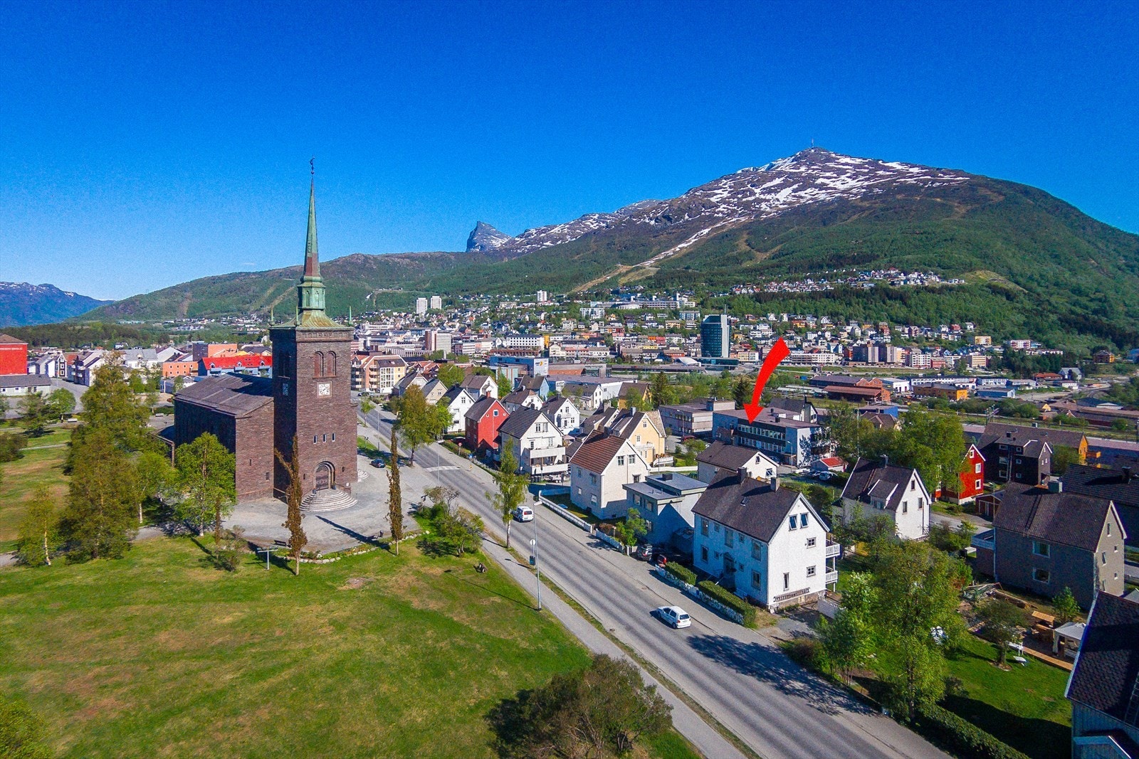 Leiligheten ligger i umiddelbar nærhet til dagligvarebutikk, barneskole og videregående skole. Kort vei til sentrum. Galleribilde