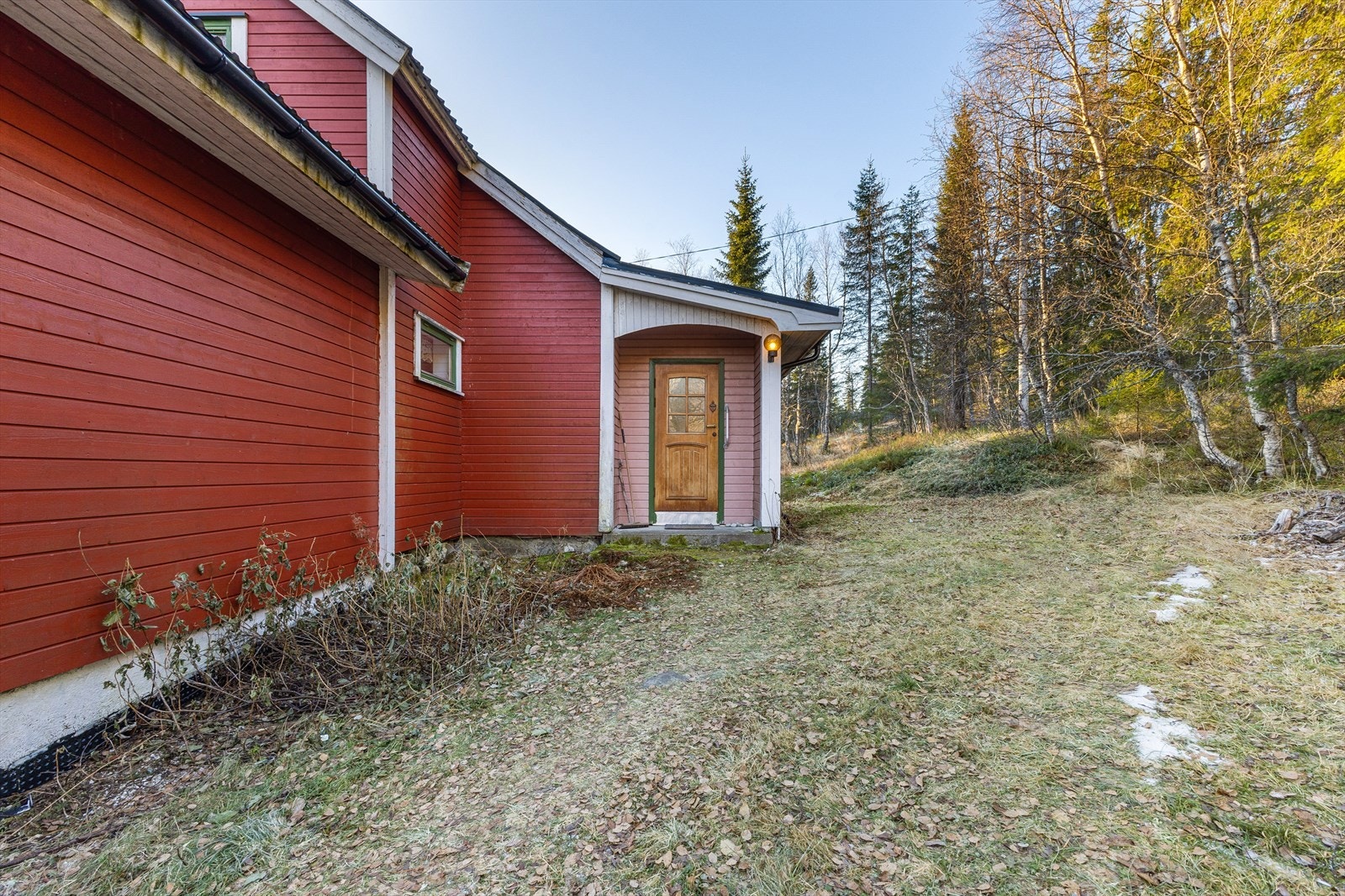 Eiendommen består i følge Gårdkart av blant annet 4,6 dekar fulldyrket jord, 36,7 dekar skog, 0,2 dekar jorddekt fastmark, 25,1 åpen grunnlendt fastmark og 0,7 dekar bebygd areal. Galleribilde
