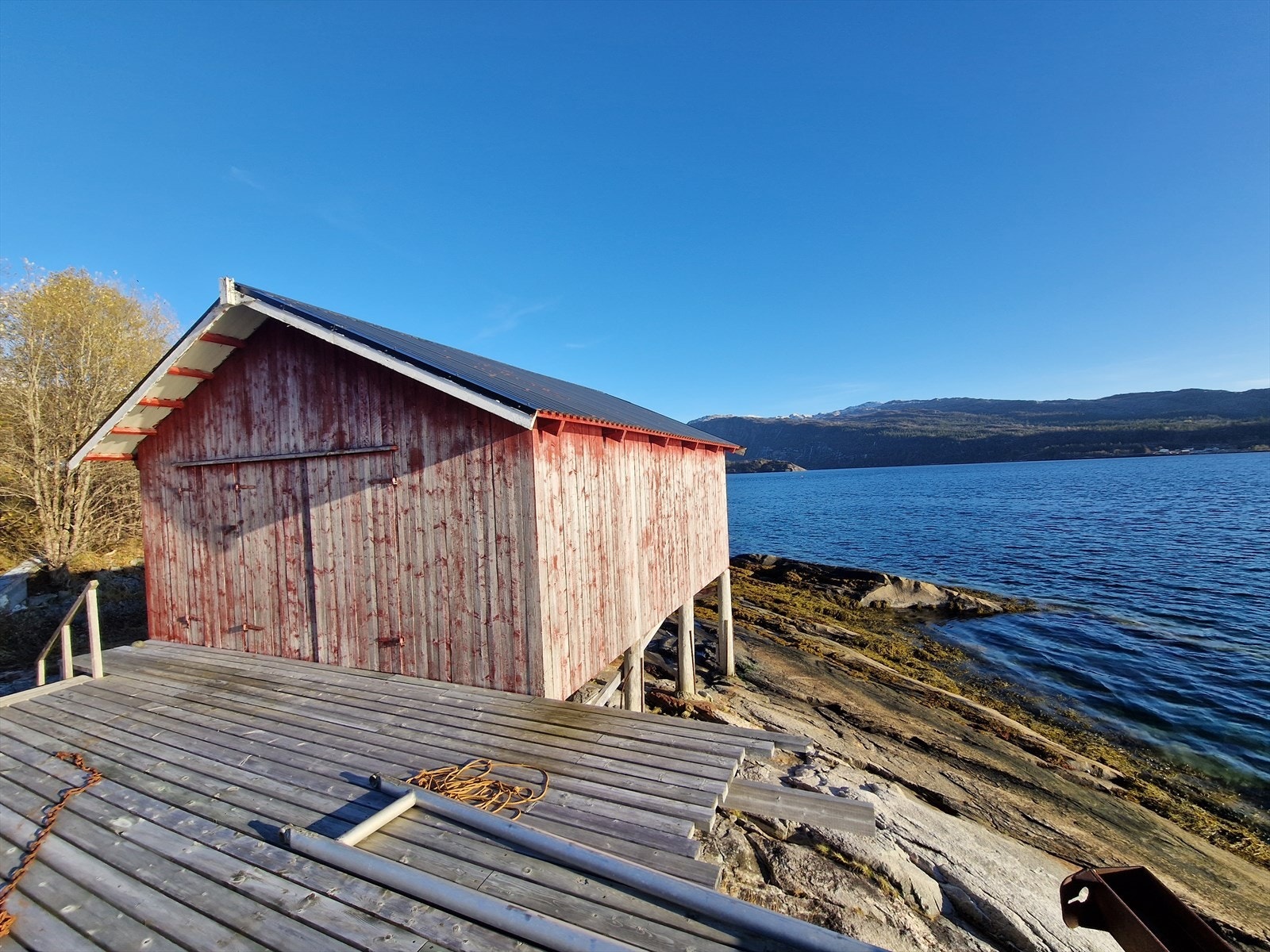 På andre siden av FV17 er det 2 naust med brygge Galleribilde