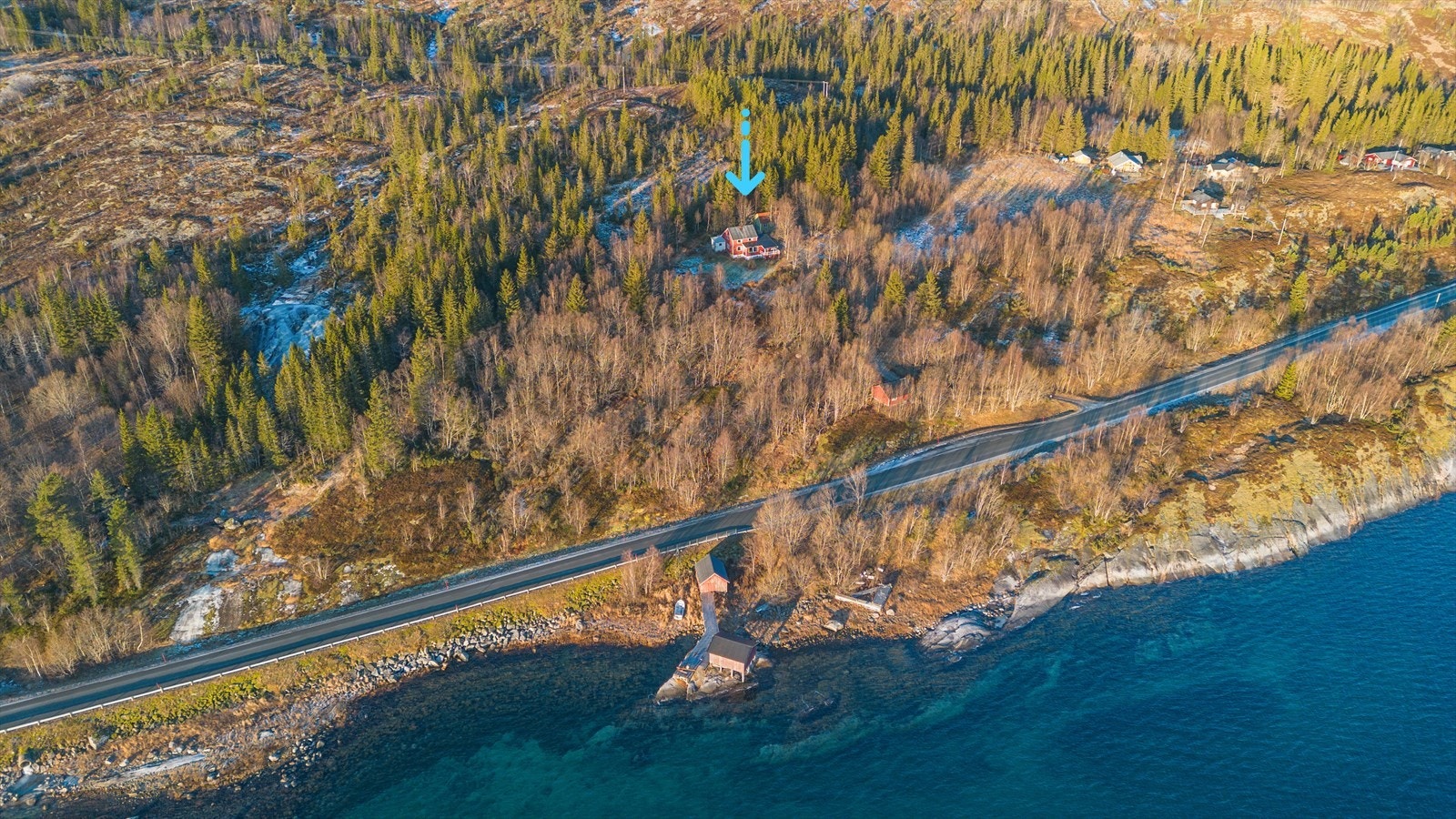 Eiendommen ligger fint til med privat vei opp fra FV17, i Nord-Sjona. Galleribilde