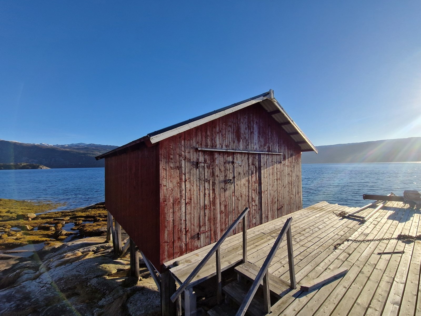 På andre siden av FV17 er det 2 naust med brygge Galleribilde