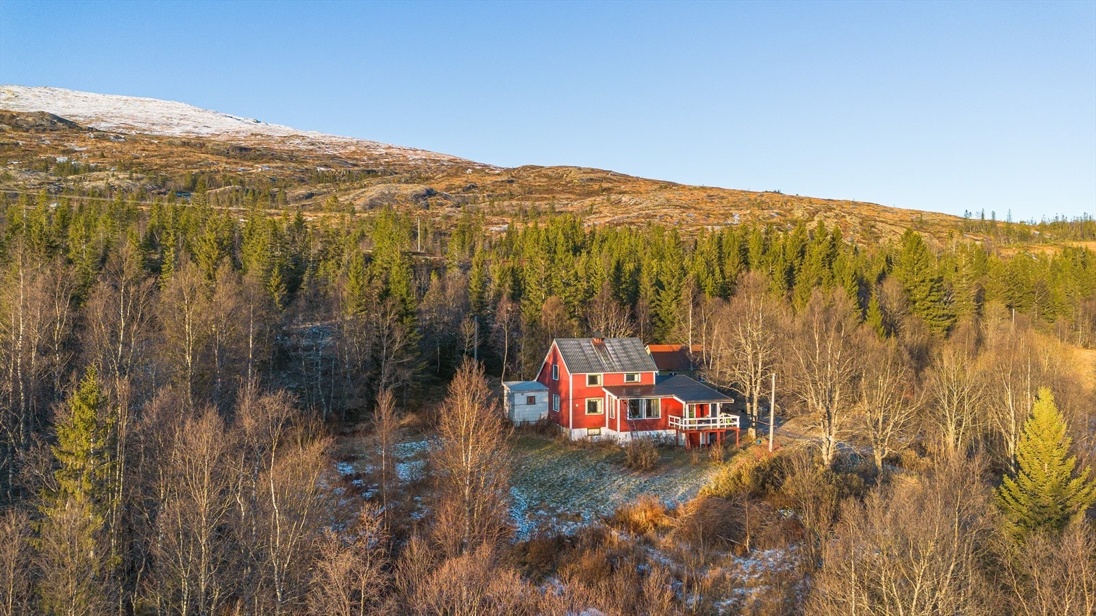 Eiendommen ligger i Nord-Sjona ca. 50 km. fra Mo sentrum i retning Tonnes, i naturskjønne omgivelser. Galleribilde