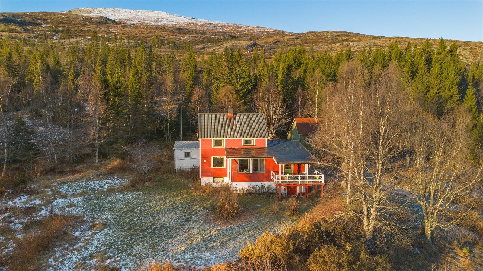 Velkommen til Ytterland - en landlig beliggende eiendom på ca 67 mål. Her er det enebolig, garasje, flere uthus og 2 naust med brygge. Galleribilde