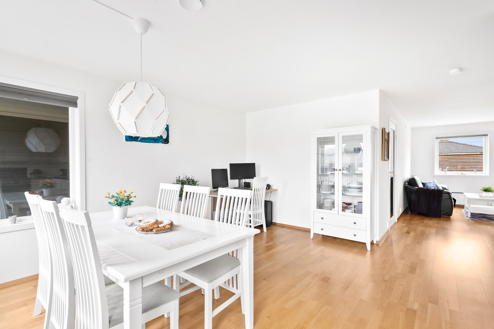 Stuen og kjøkkenet ligger i hver sin ende av første etasje, med åpen løsning mellom sonene. Galleribilde