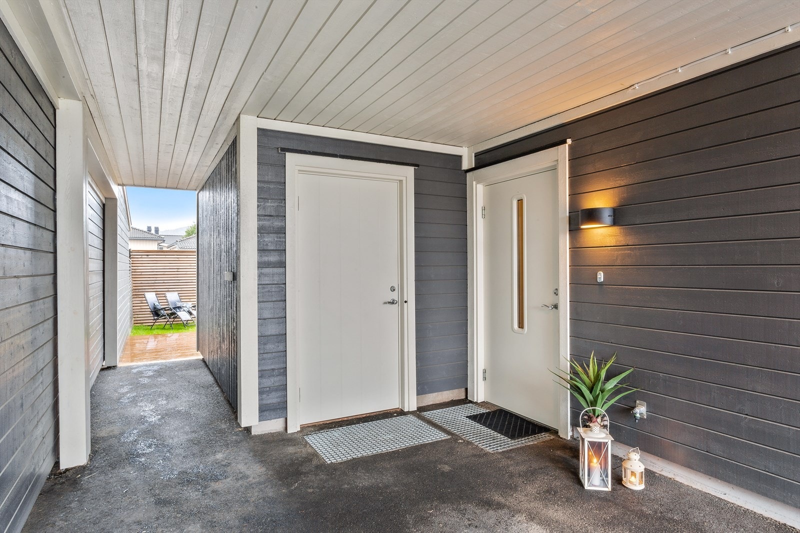 Det er også adkomst til hagen via carporten, samt en meget praktisk utvendig bod på ca. 6 m². Galleribilde