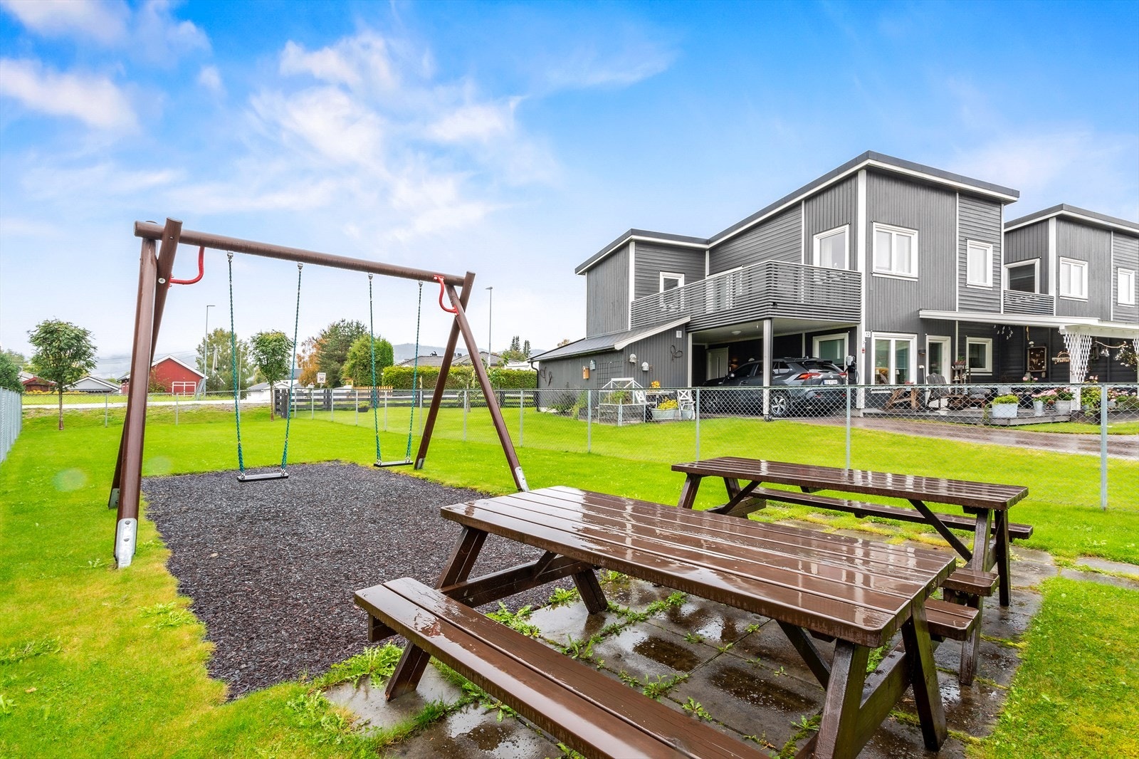 I umiddelbar nærhet er det et hyggelig, inngjerdet fellesområde med huskestativ, sittebenker og plenareal. Galleribilde