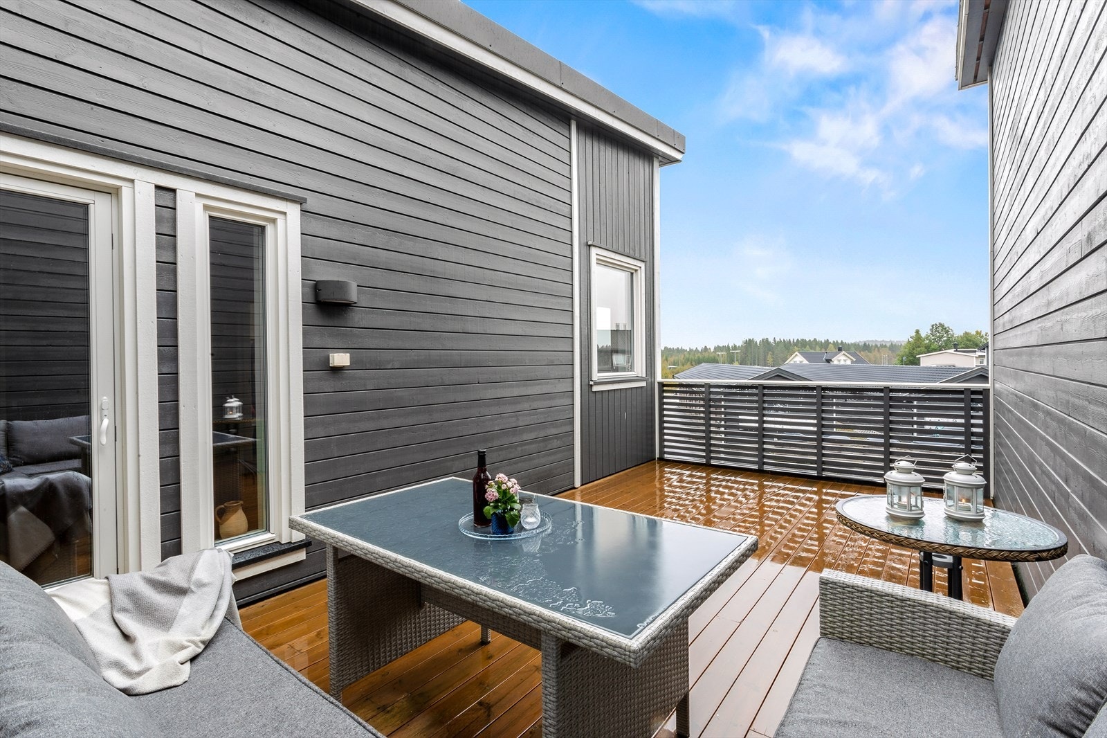 I andre etasje er det utgang fra stuen til en terrasse på ca. 21 kvm, som danner tak over carporten. Terrassen oppleves lun med vegger langs tre sider og liggende spilerekkverk i front.
På begge terrassene er det montert utebelysning. Galleribilde