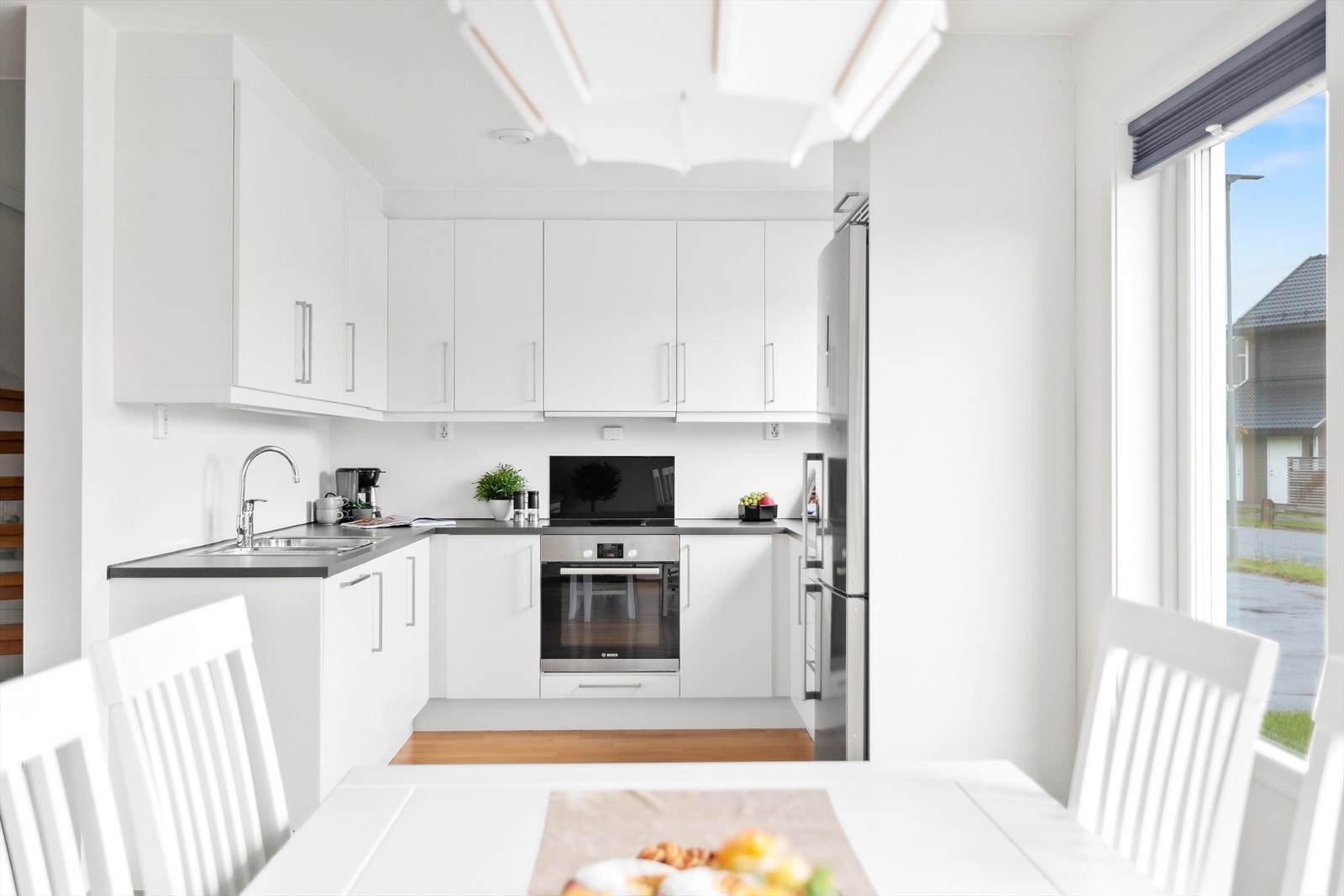 Koketopp, stekeovn, ventilator og oppvaskmaskin er integrert i innredningen. Galleribilde