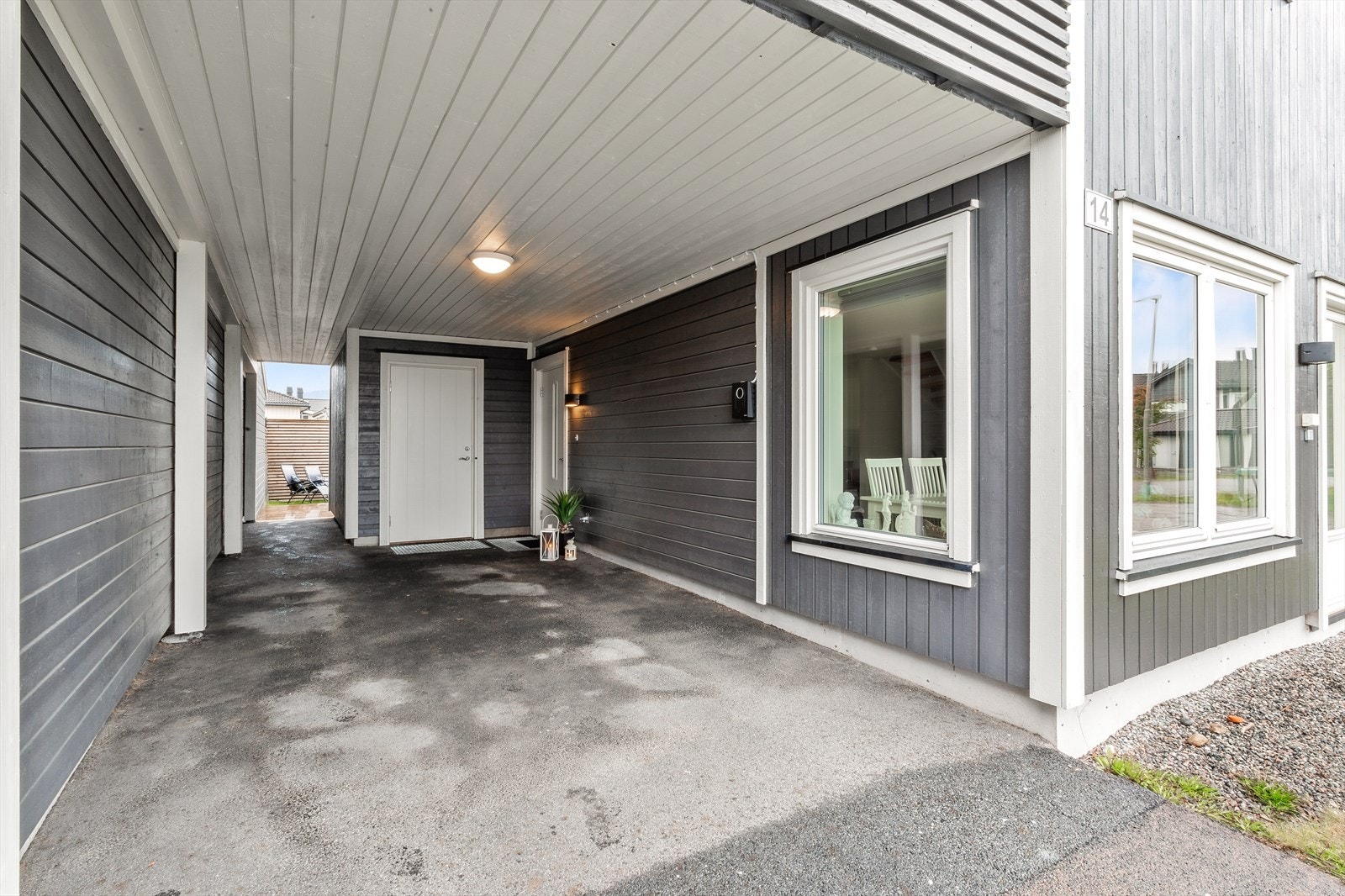 På nordsiden av huset er det utgang fra stuen til en hage med plen og markterrasse på ca. 30 kvm. Galleribilde