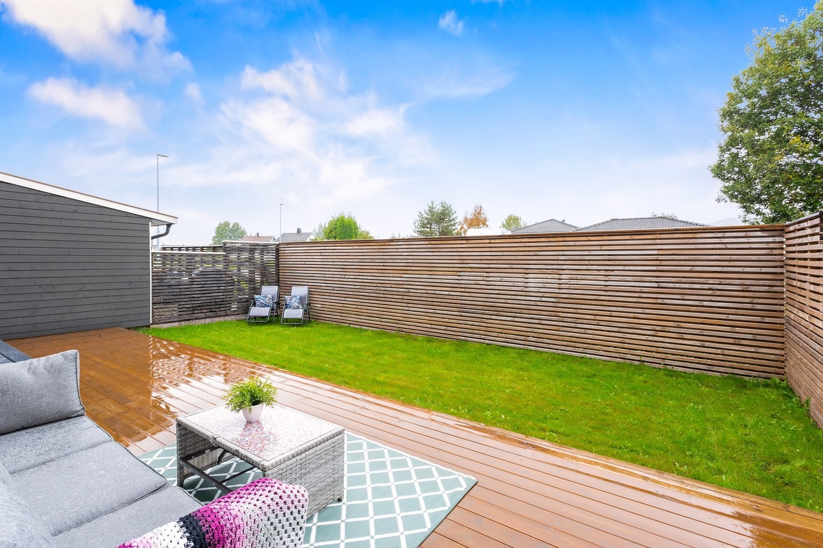 På nordsiden av huset er det utgang fra stuen til en hage med plen og markterrasse på ca. 30 kvm. Galleribilde