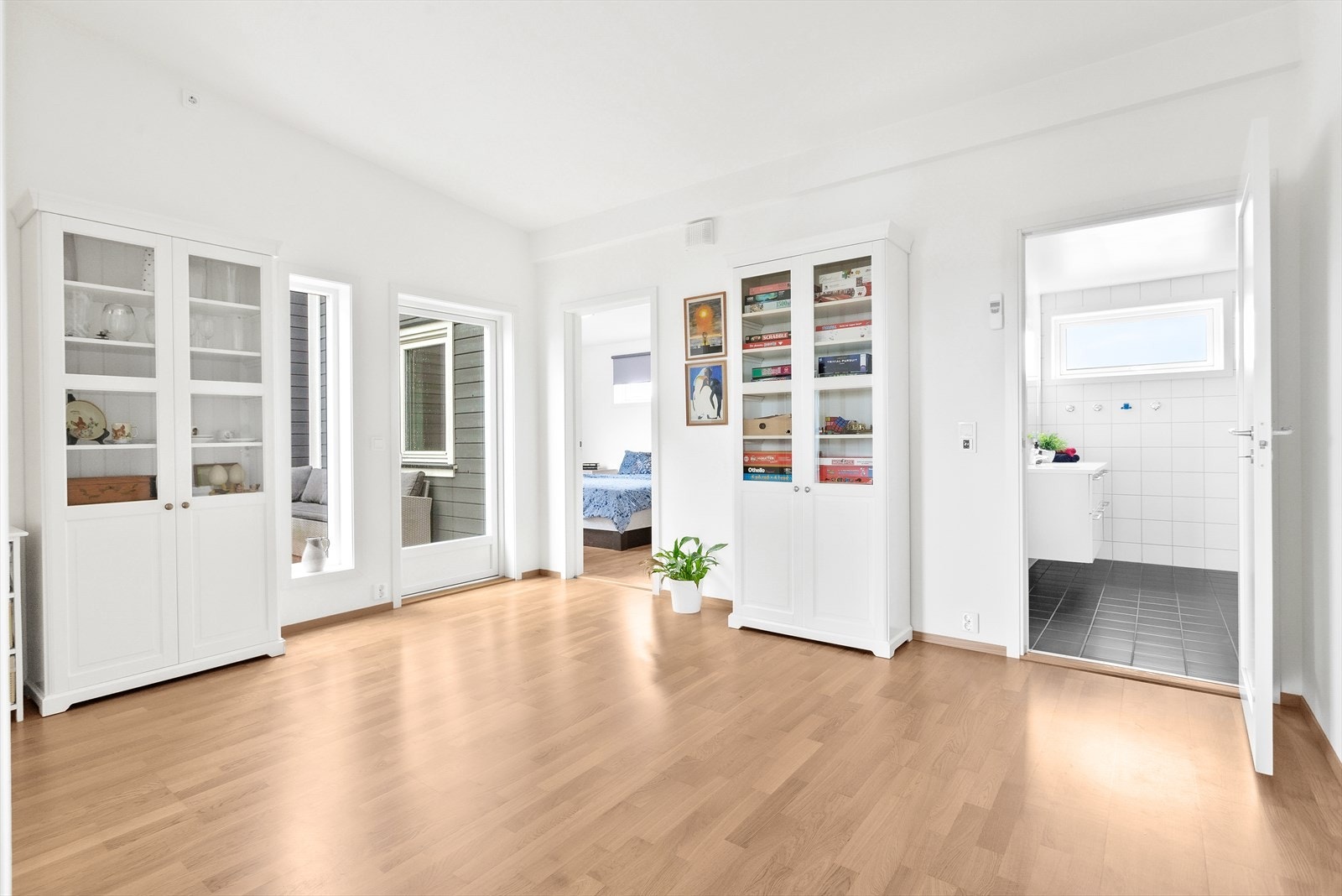 Stua ligger som et sosialt knutepunkt utenfor soverommene og har plass til sofa og tv-løsning. Galleribilde