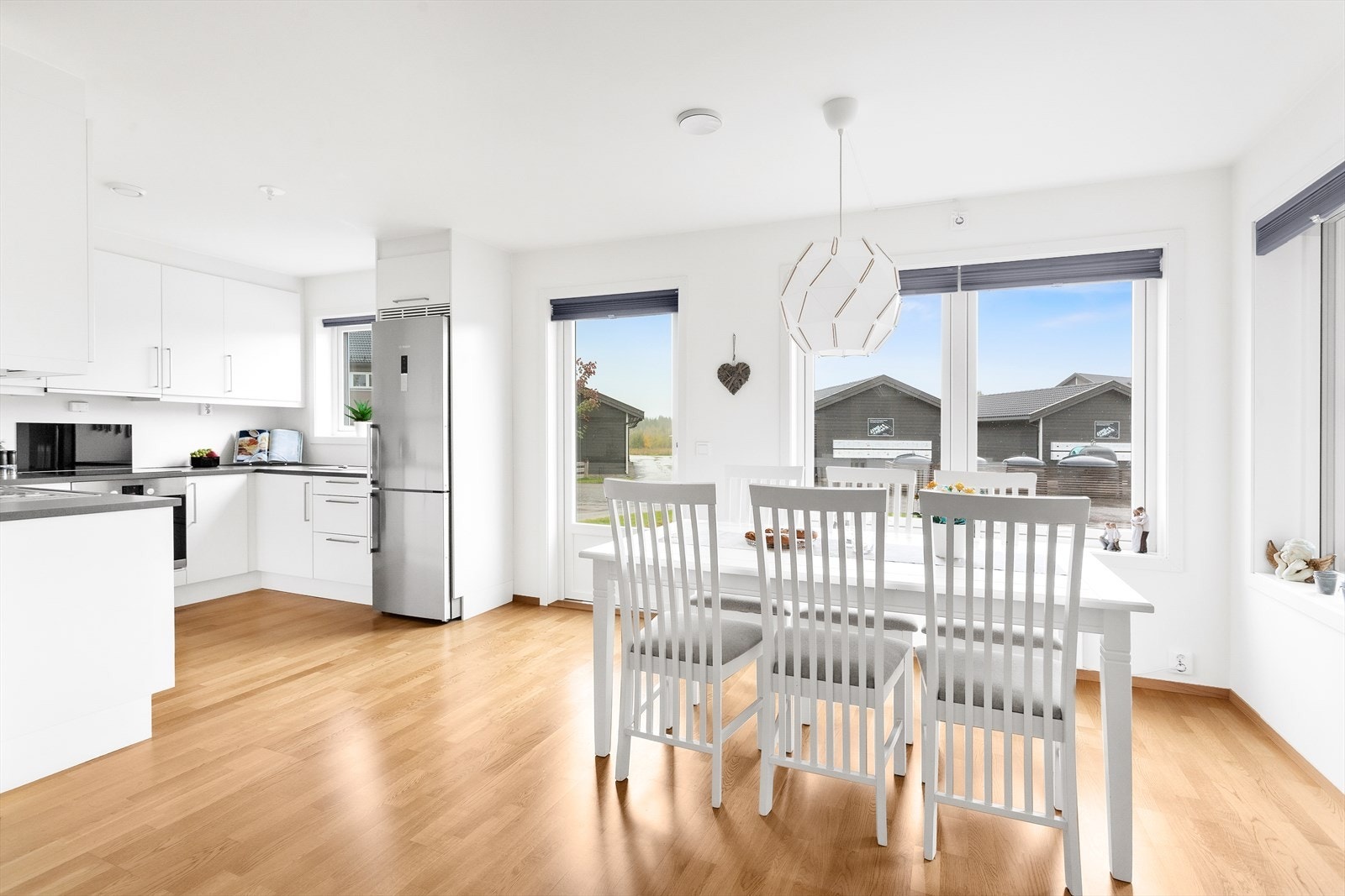 Kjøkkenet og spisestuen danner et romslig, hyggelig allrom for matlaging og måltider. Galleribilde