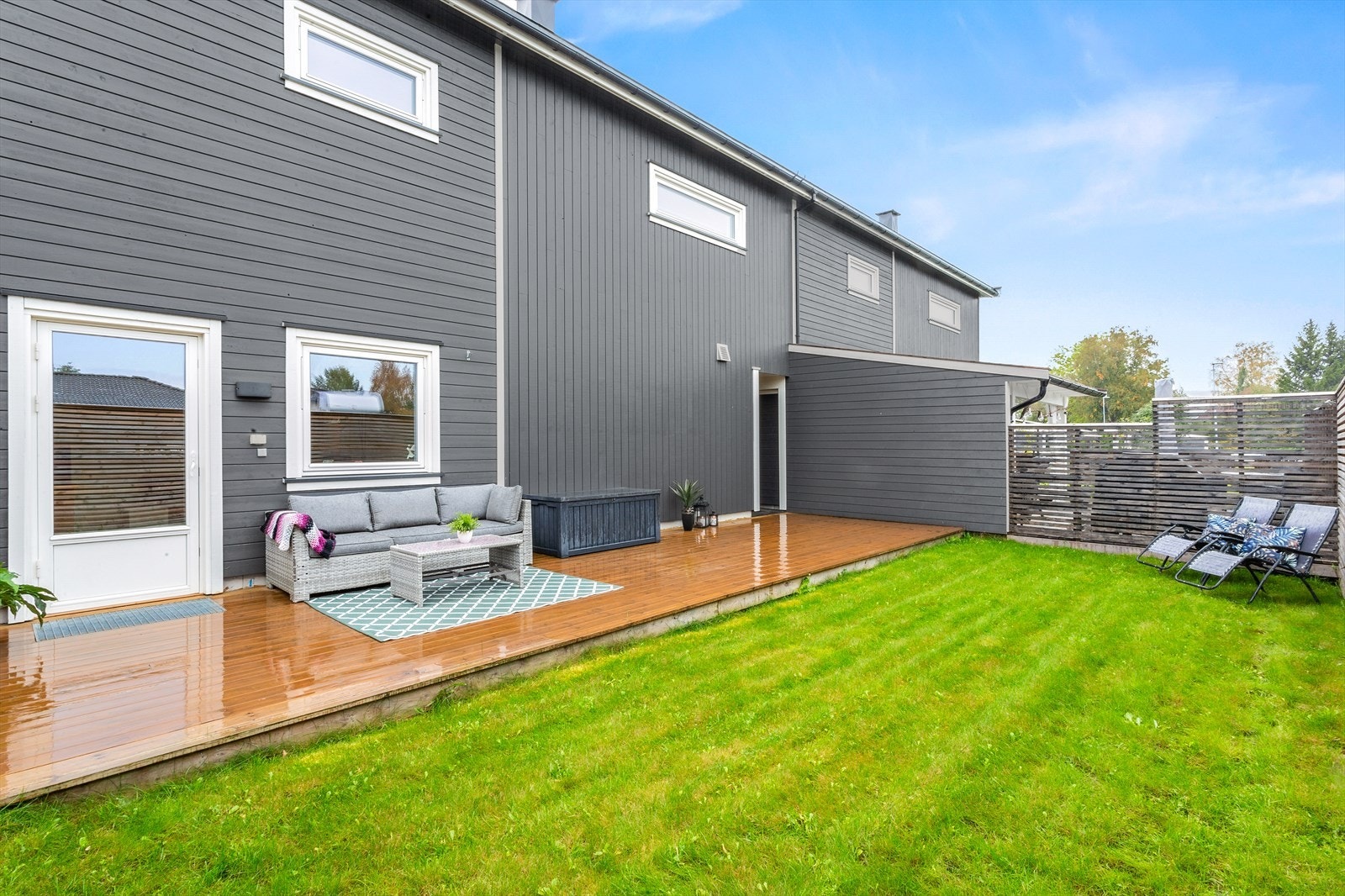 Delvis platting og hage gjør at man får flere møbleringsmuligheter. Galleribilde