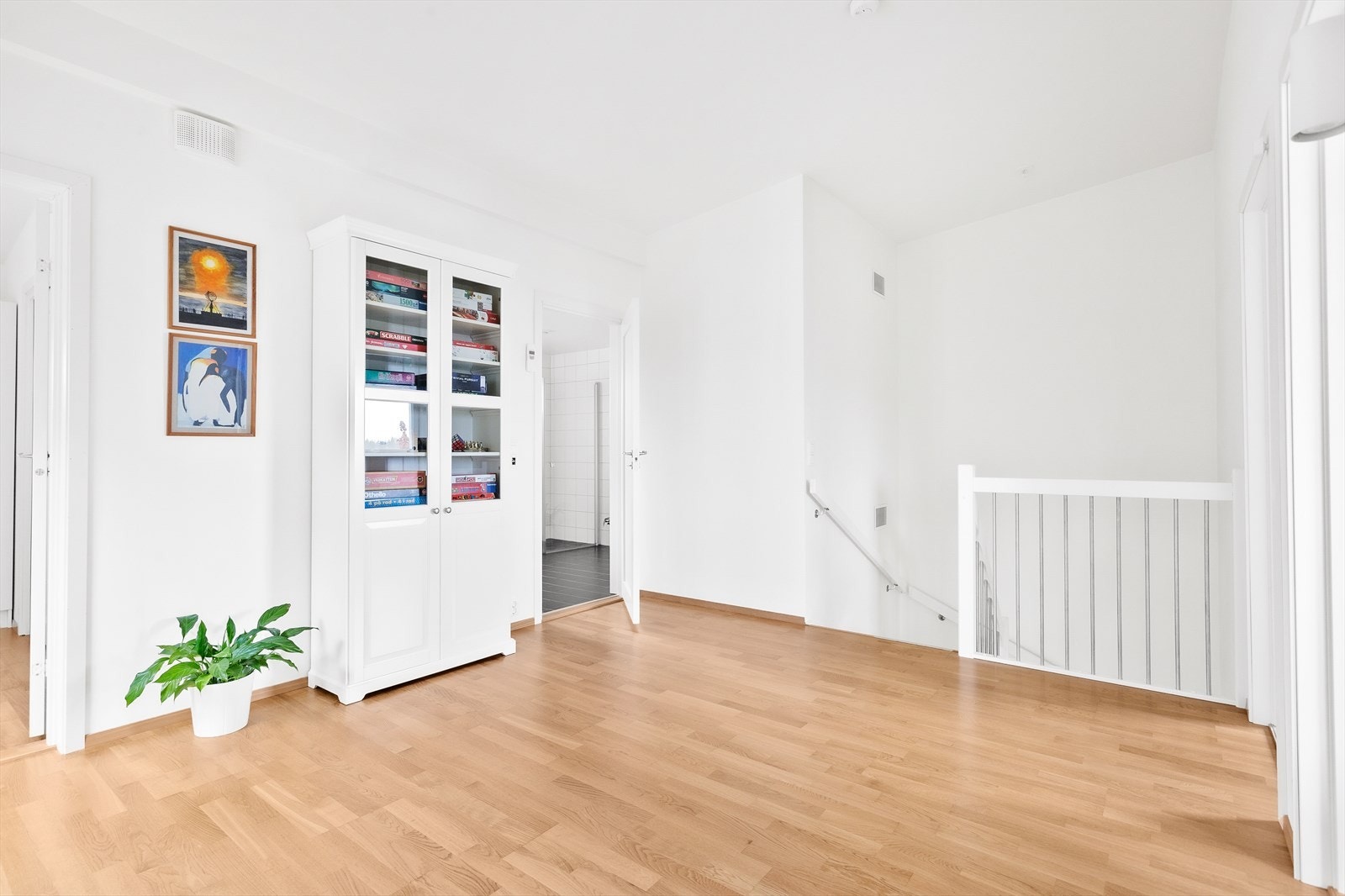 I andre etasje har boligen en lys, tiltalende loftstue med ekstra takhøyde. Galleribilde