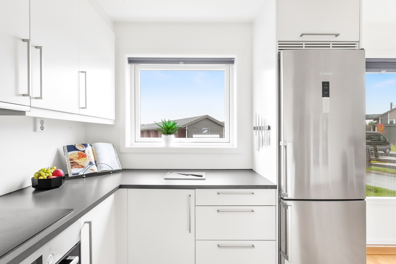 Lekkert og praktisk kjøkken med godt lysinnslipp. Galleribilde