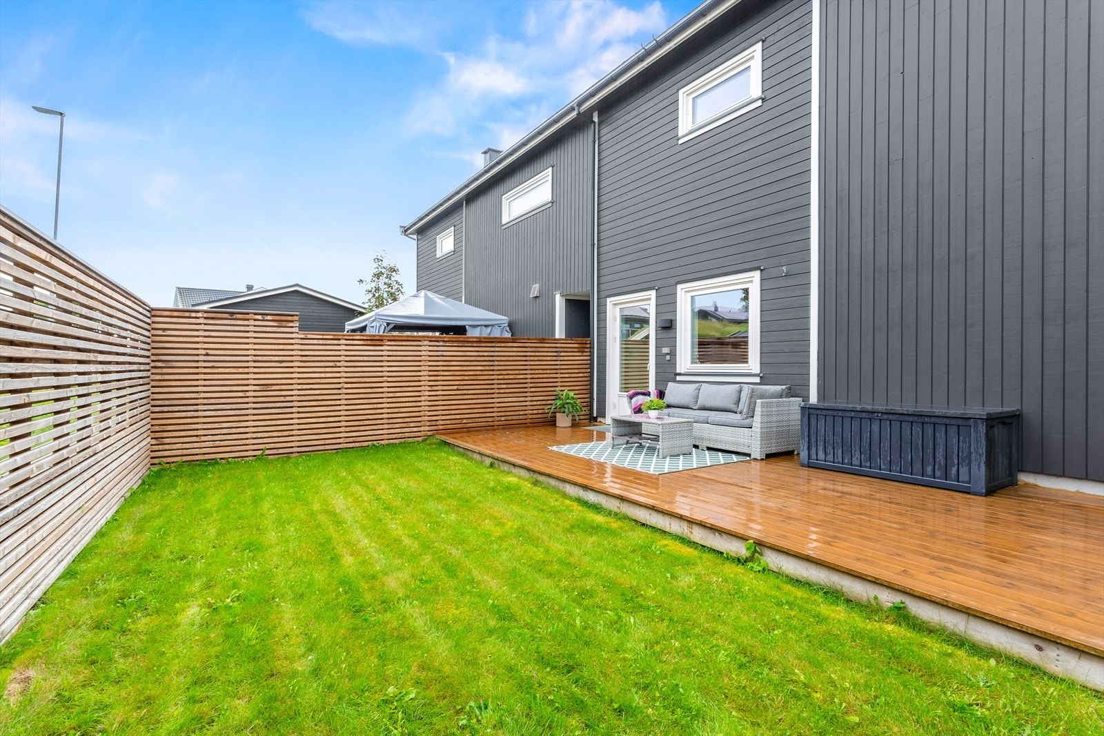 Hagen er inngjerdet og opparbeidet med plen og terrasse på ca. 30 kvm. Galleribilde