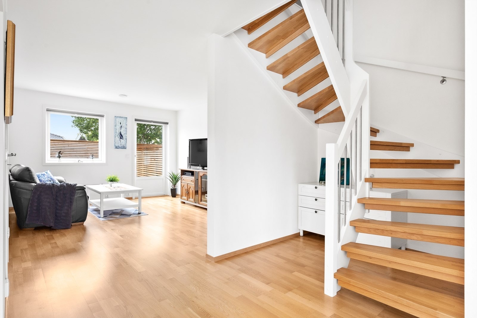 Det er åpen løsning inn til kjøkkenet via trappegangen. Galleribilde