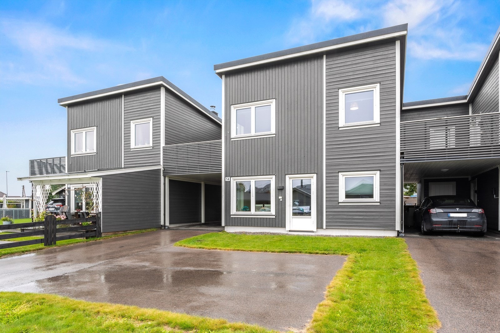 Boligen har en lettstelt eiendom på 303 kvm som er opparbeidet med plen og asfaltert gårdsplass/biloppstillingsplasser. Galleribilde