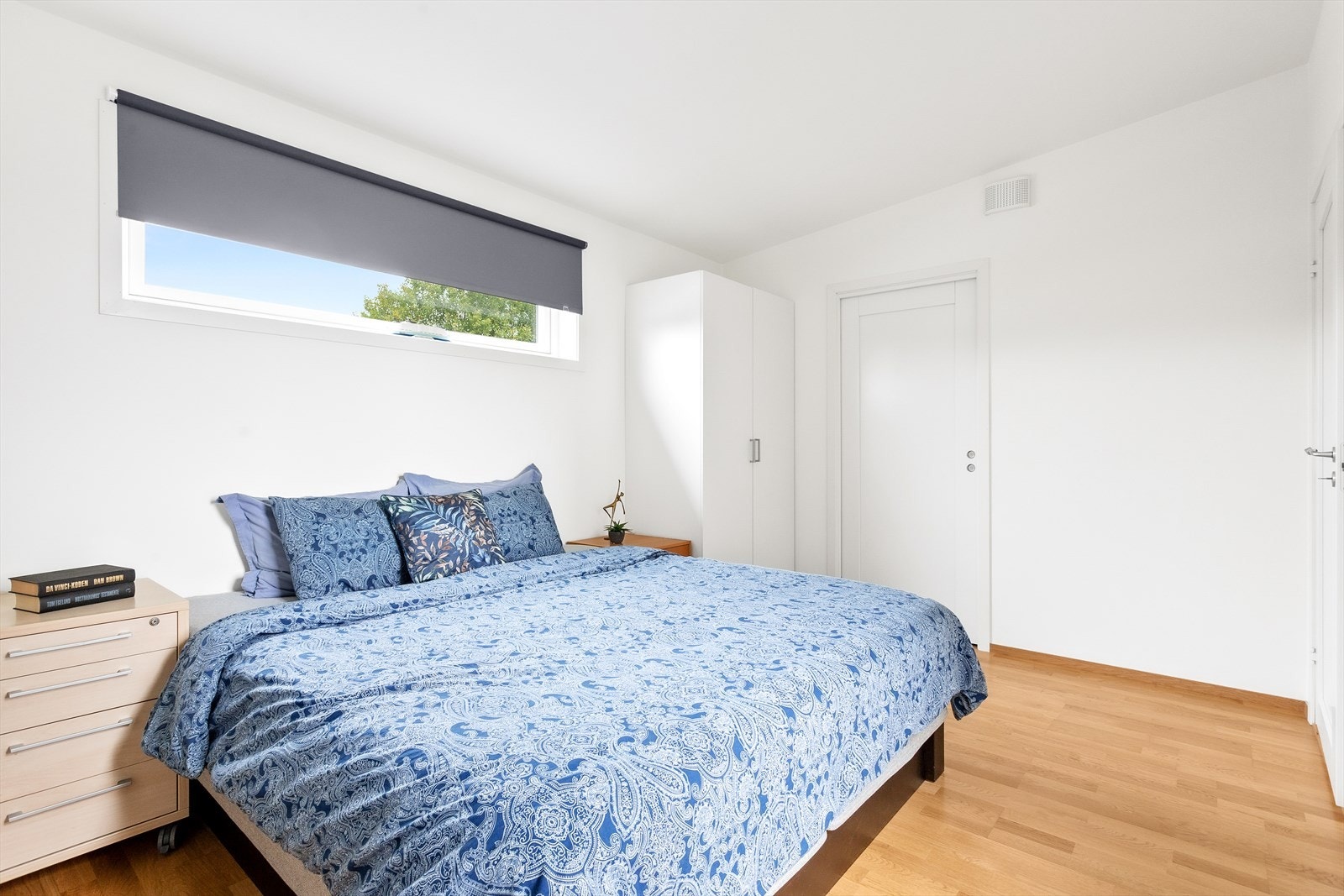 Hovedsoverommet har gjennomgående lys, tre doble garderobeskap og skyvedør til et garderoberom/bod. Galleribilde