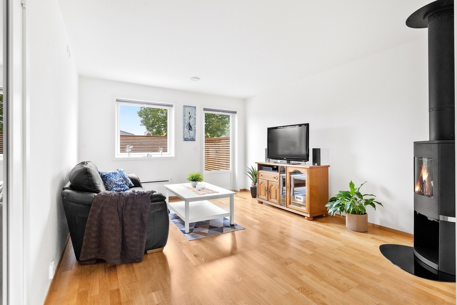 Boligen har en koselig stue med utgang til terrassen og hagen. Galleribilde