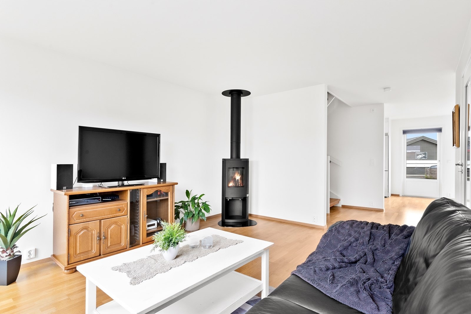 Stuen har peisovn og sikrer ekstra varme i de kalde vinterdager. Galleribilde