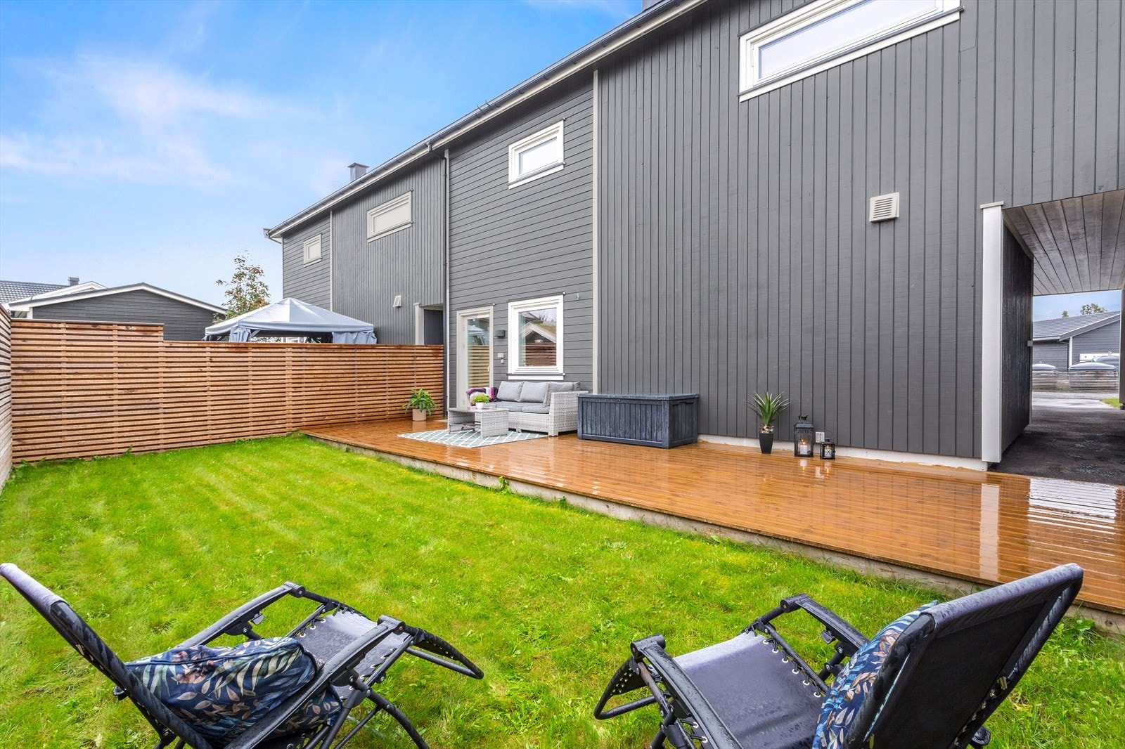 Gjennomgang til hagen på baksiden av huset. Galleribilde