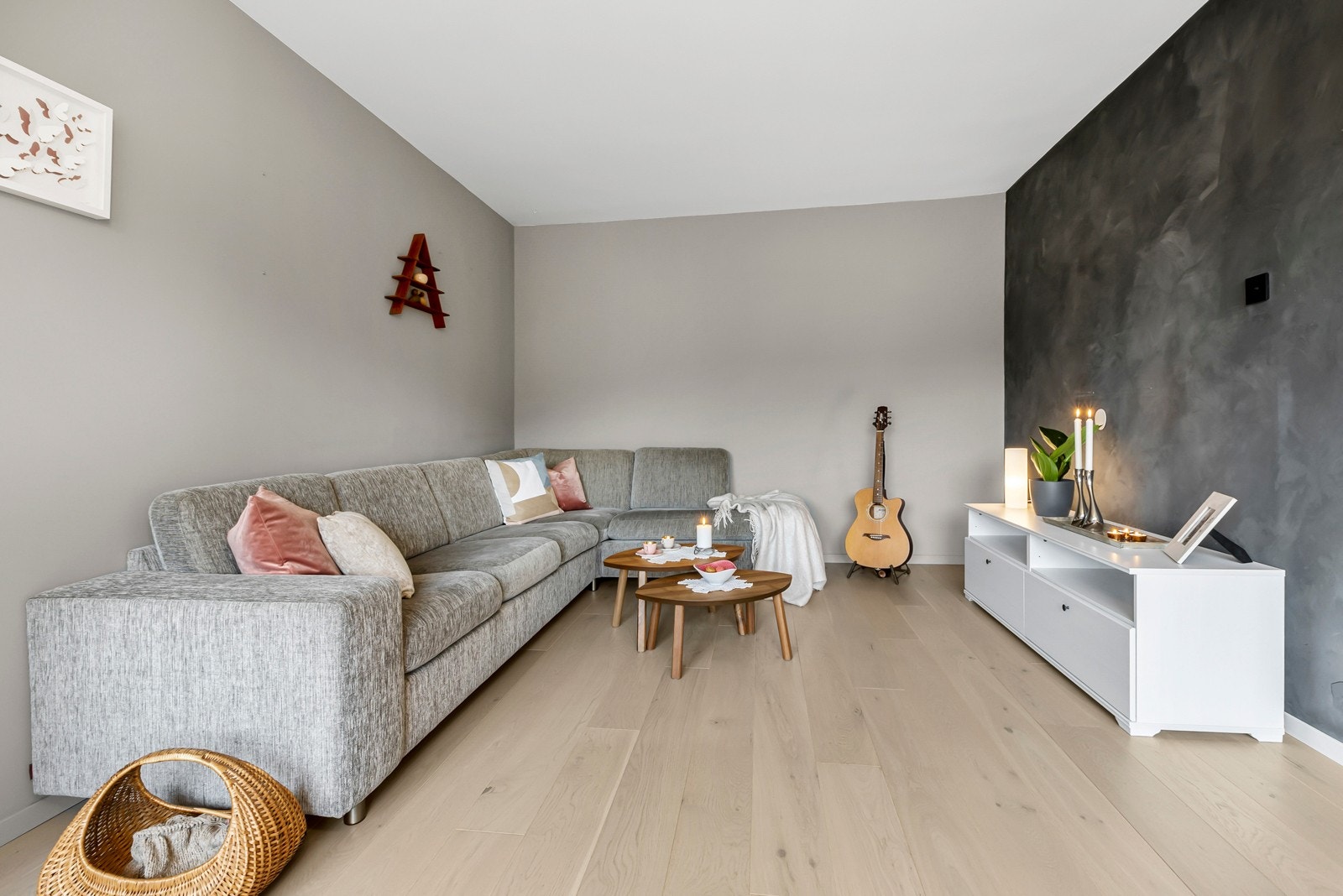 I stuen ligger det pen enstavs parkett, med sparklet og malte overflater på plater/murpuss på vegg
. Galleribilde