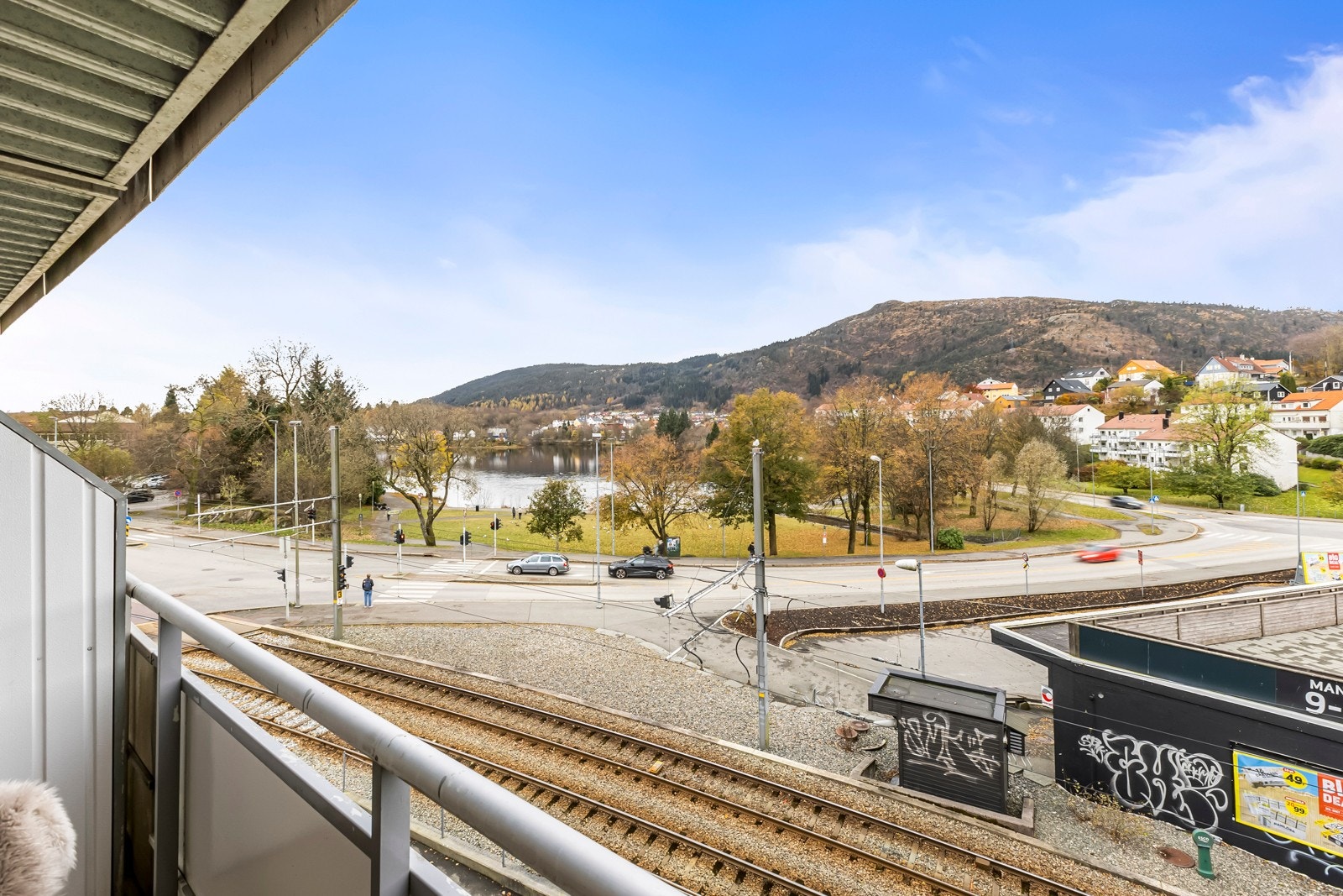 Fra leiligheten er det pen utsikt over Tveitevannet og videre mot Løvstakken. Galleribilde