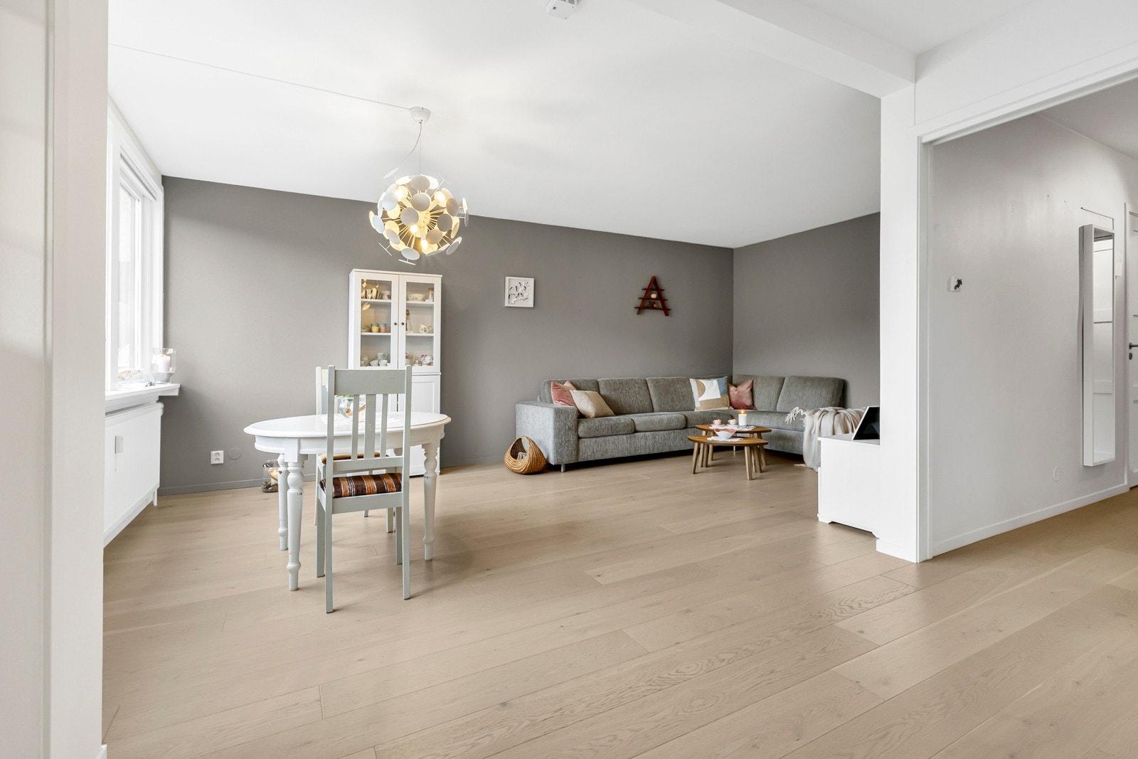Sentral og attraktiv 3-roms aksjeleilighet med god beliggenhet på Landås. Galleribilde