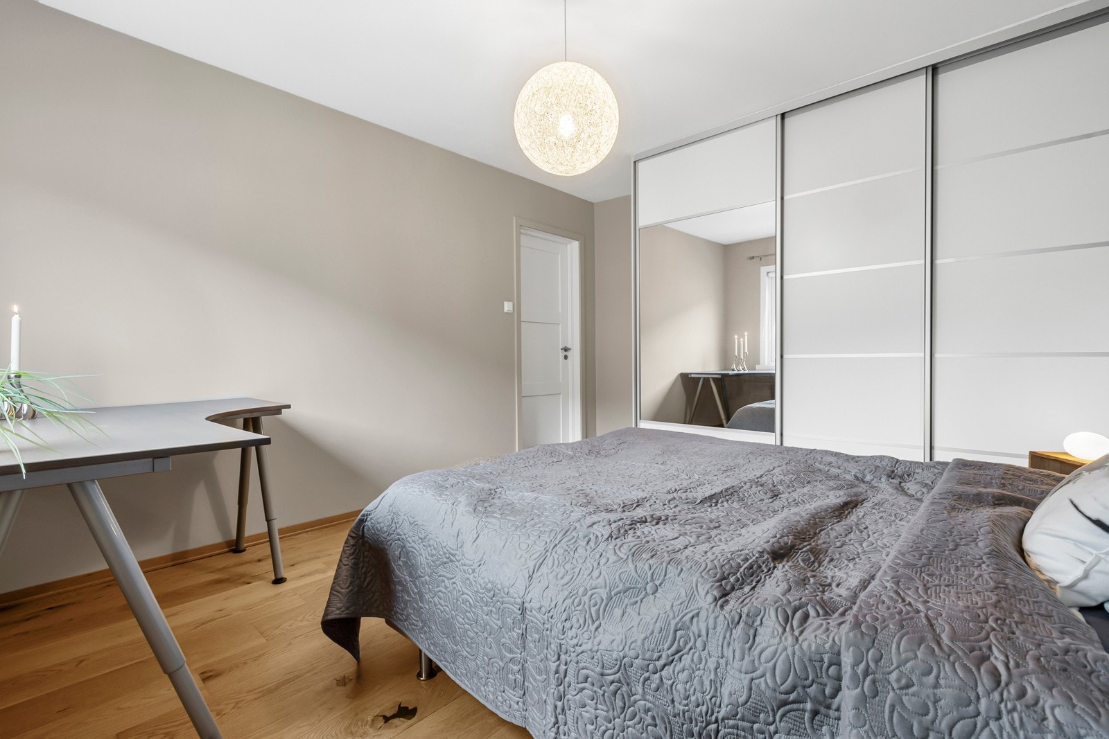 God plass til dobbeltseng og rikelig med skapplass. Galleribilde