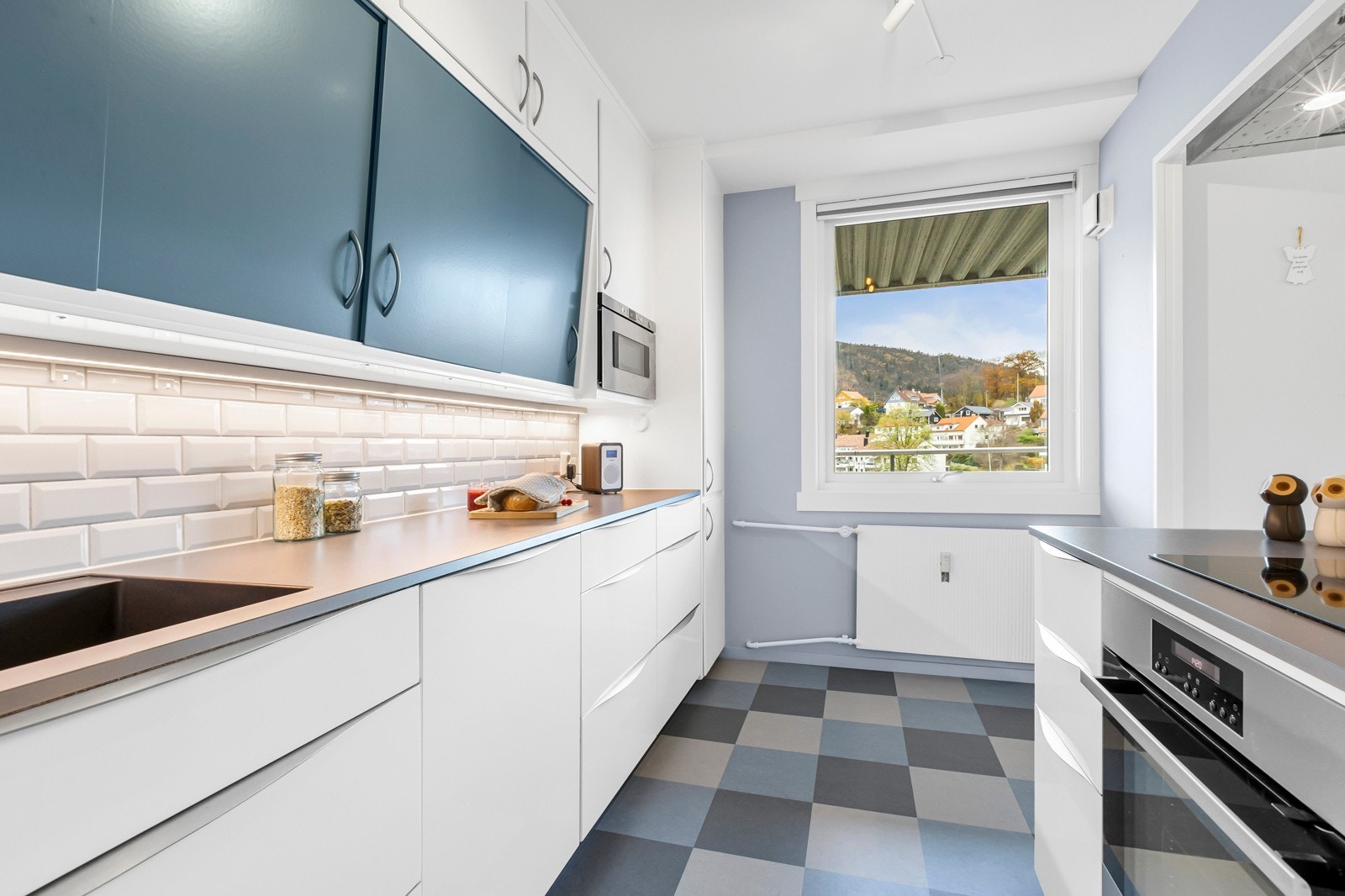 Stekeovn, keramisk topp, oppvaskmaskin, mikroovn og kjøl/frys er integrert i innredningen. Galleribilde