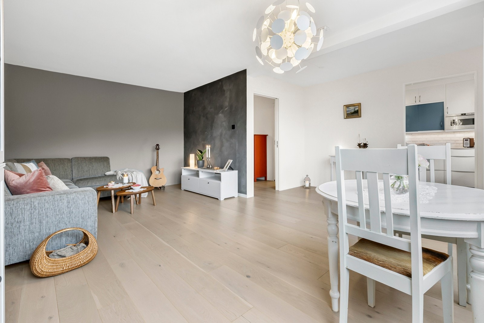 Her har man plass til å innrede spisebord og sofagruppe etter ønske. Galleribilde