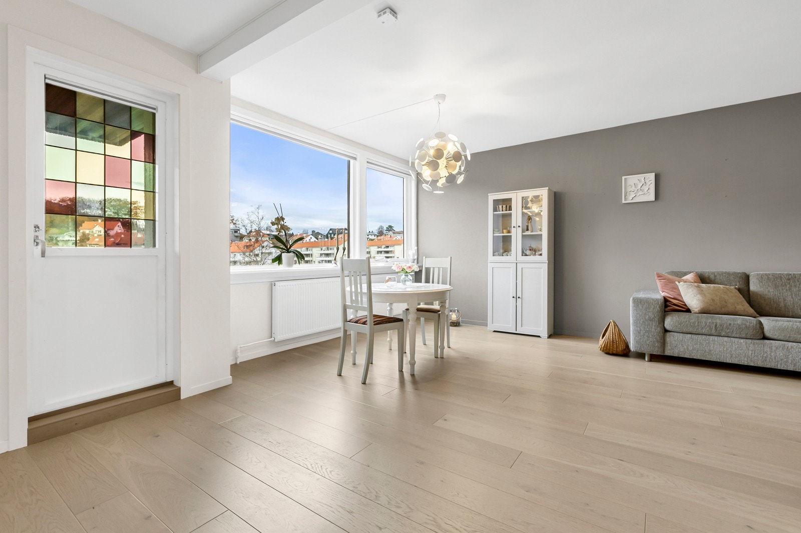 Fra stuen har man tilgang til en solrik balkong. Galleribilde