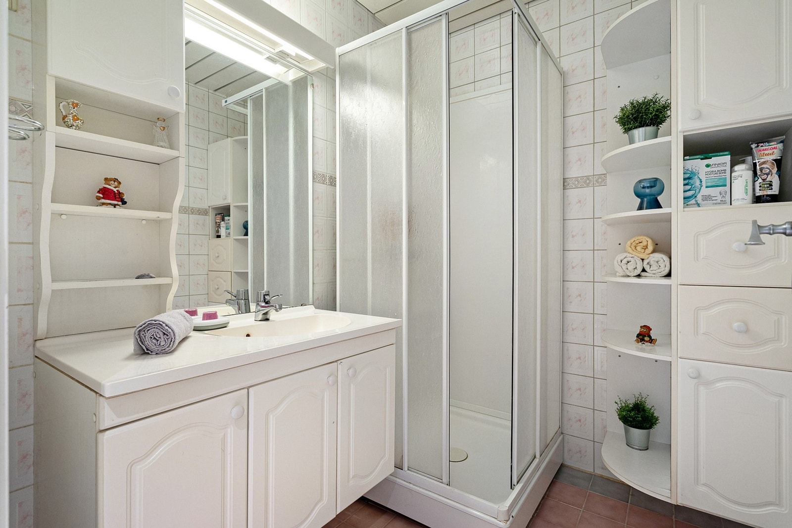 Flislagt baderom på 3 kvm med dusjkabinett. Galleribilde