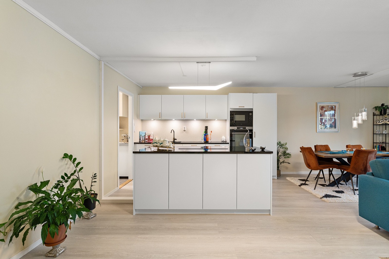 Her har du også en praktisk kjøkkenøy som har godt med skap og benkeplass. Galleribilde