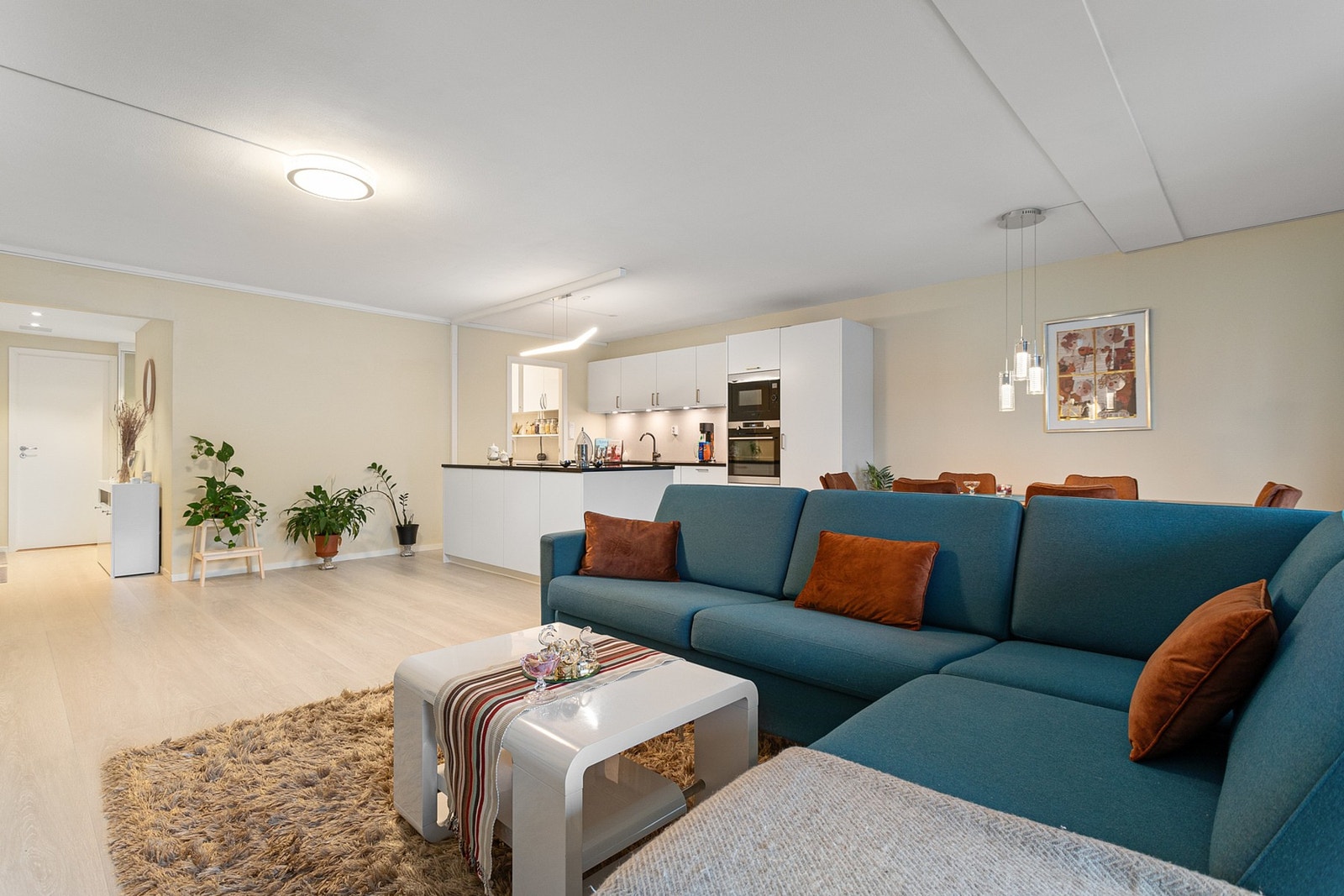 Kabel-TV/internett, kommunale avgifter, trappevask, vaktmestertjenester etc. er inkludert i felleskostnadene. Galleribilde