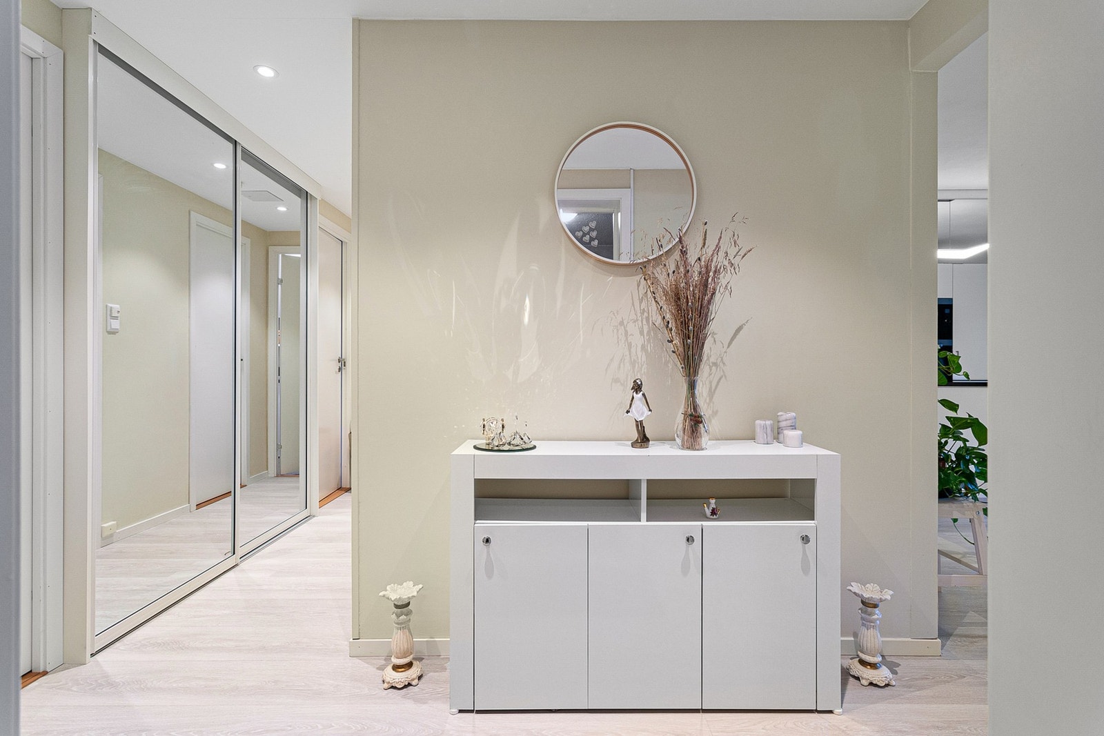 Gangen har en romslig skyvedørsgarderobe som har godt med oppbevaringsplass. Det medfølger også 2 boder. Galleribilde