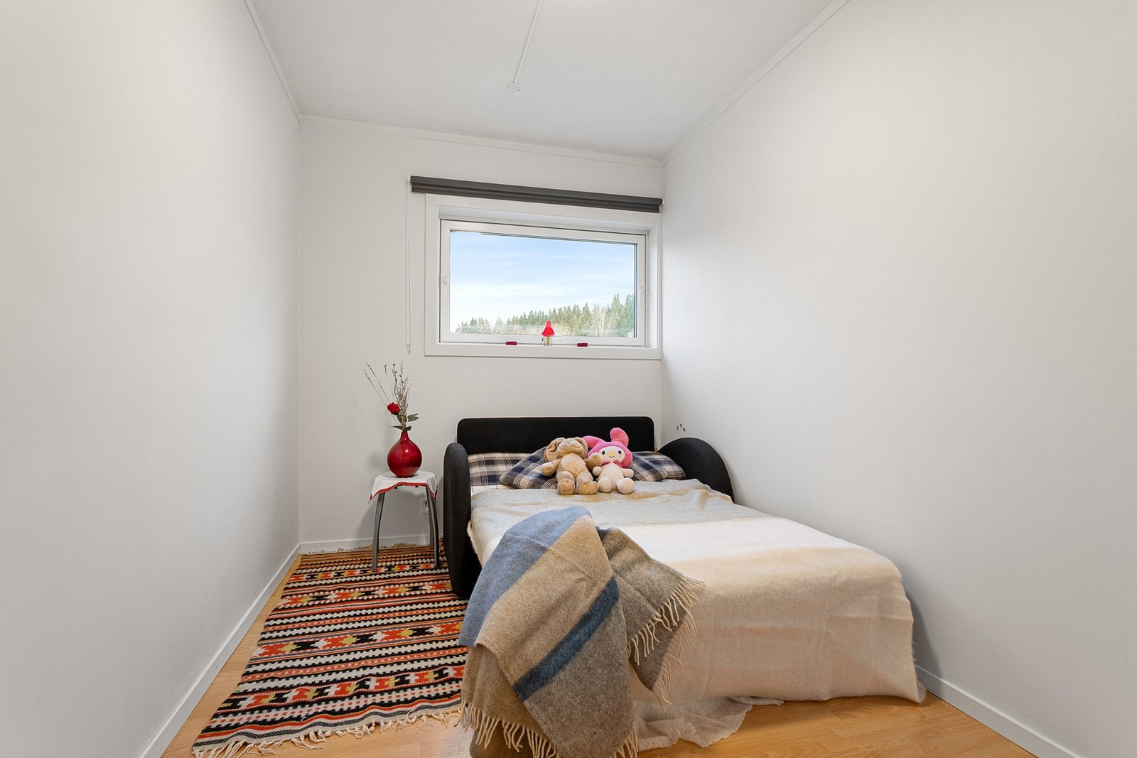 Soverom 2 har også plass til dobbeltseng og garderobeløsninger. Galleribilde