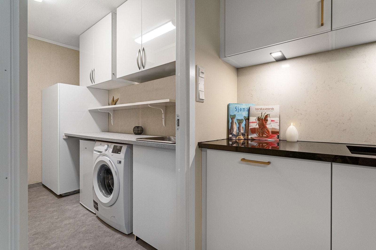 Leiligheten har også et separat vaskerom som ble oppgradert i 2023. Galleribilde