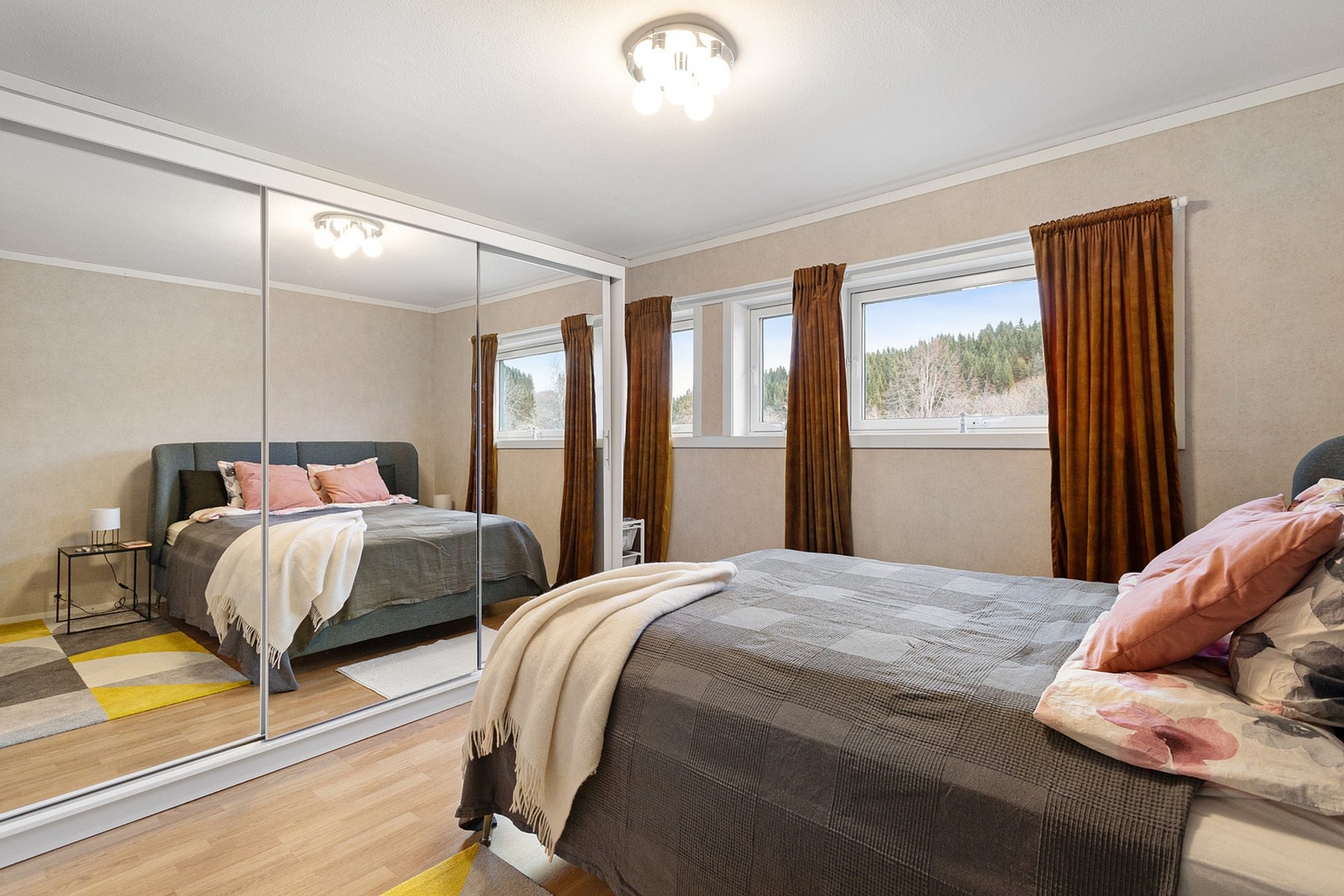 Hovedsoverommet har en romslig skyvedørsgarderobe. Galleribilde