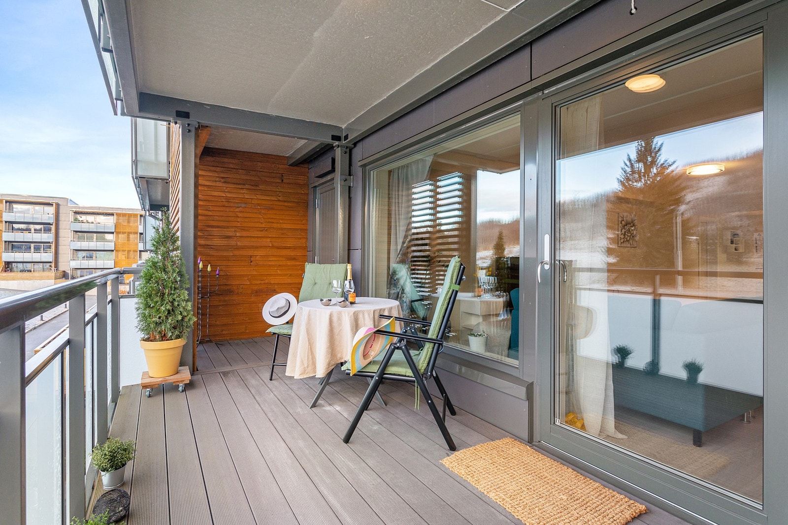 Balkongen er på 14 kvm og har godt med plass for ønsket utemøblement. Her har du også direkte inngang til en bod. Galleribilde